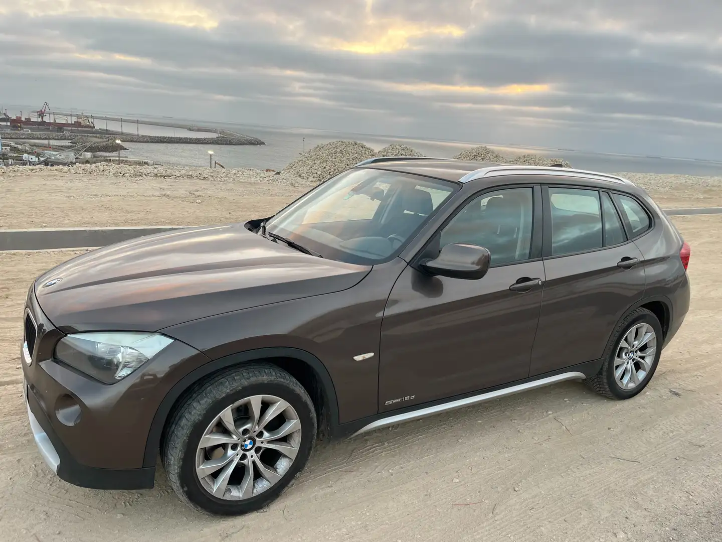 BMW X1 sDrive+18d+143+ch+Business Bronze - 1