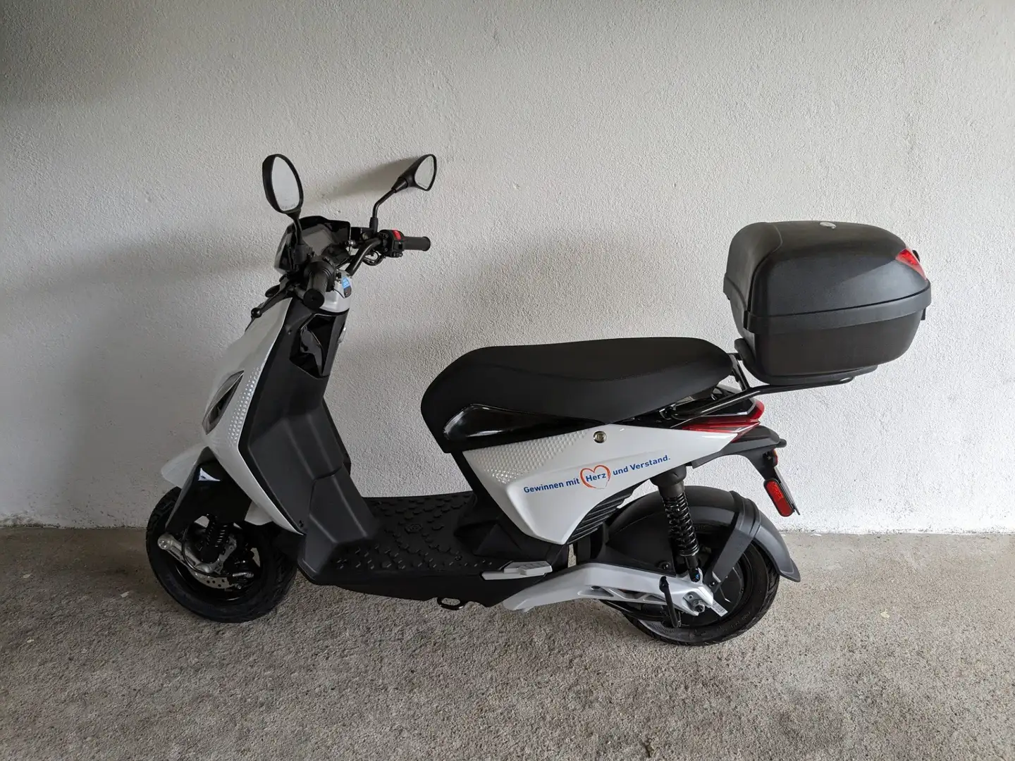 Piaggio Piaggio 1 45 kmh, Top Case, Rucksack mit Rückenprotector White - 1