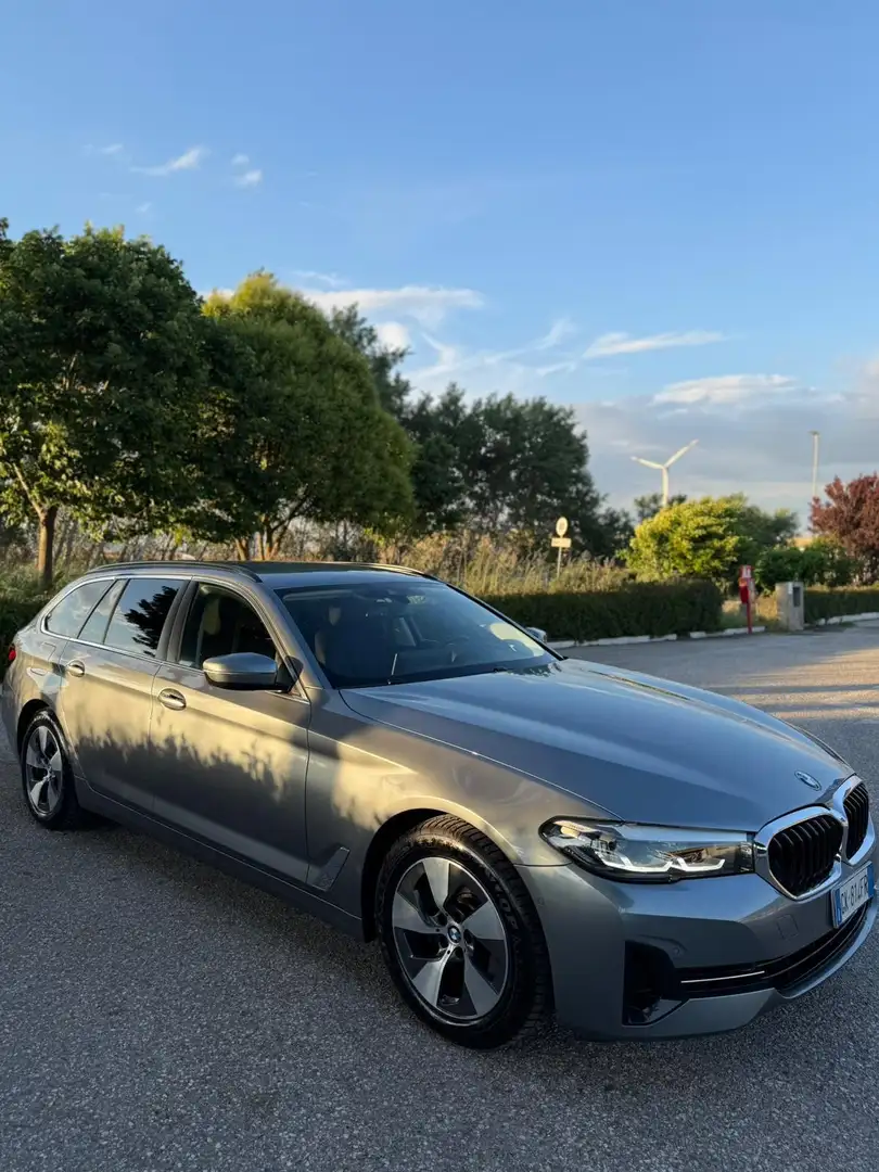 BMW 520 d Touring mhev 48V xdrive Business auto Grigio - 2