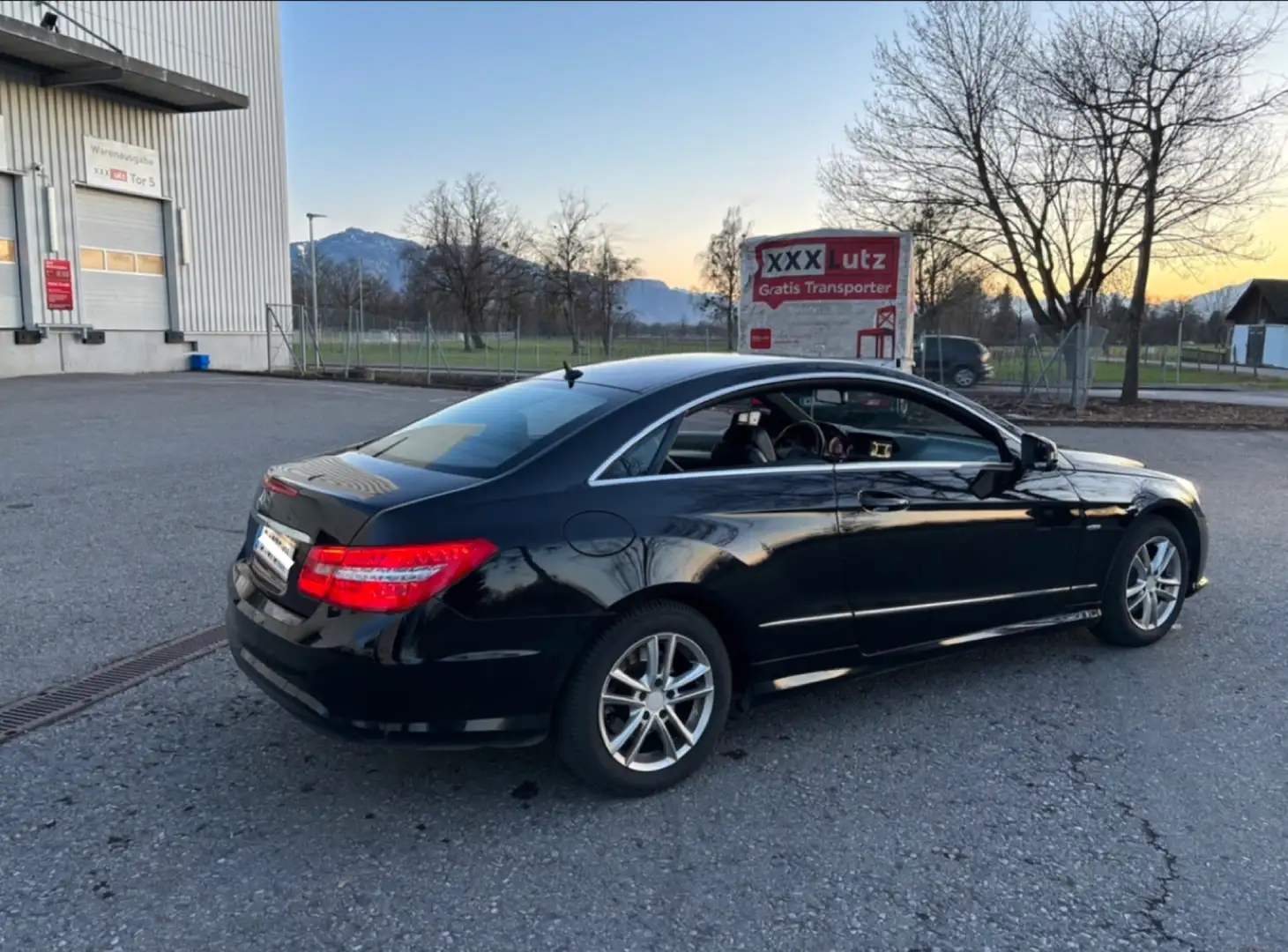 Mercedes-Benz E 200 Coupé CGI AMG-Line Schwarz - 2