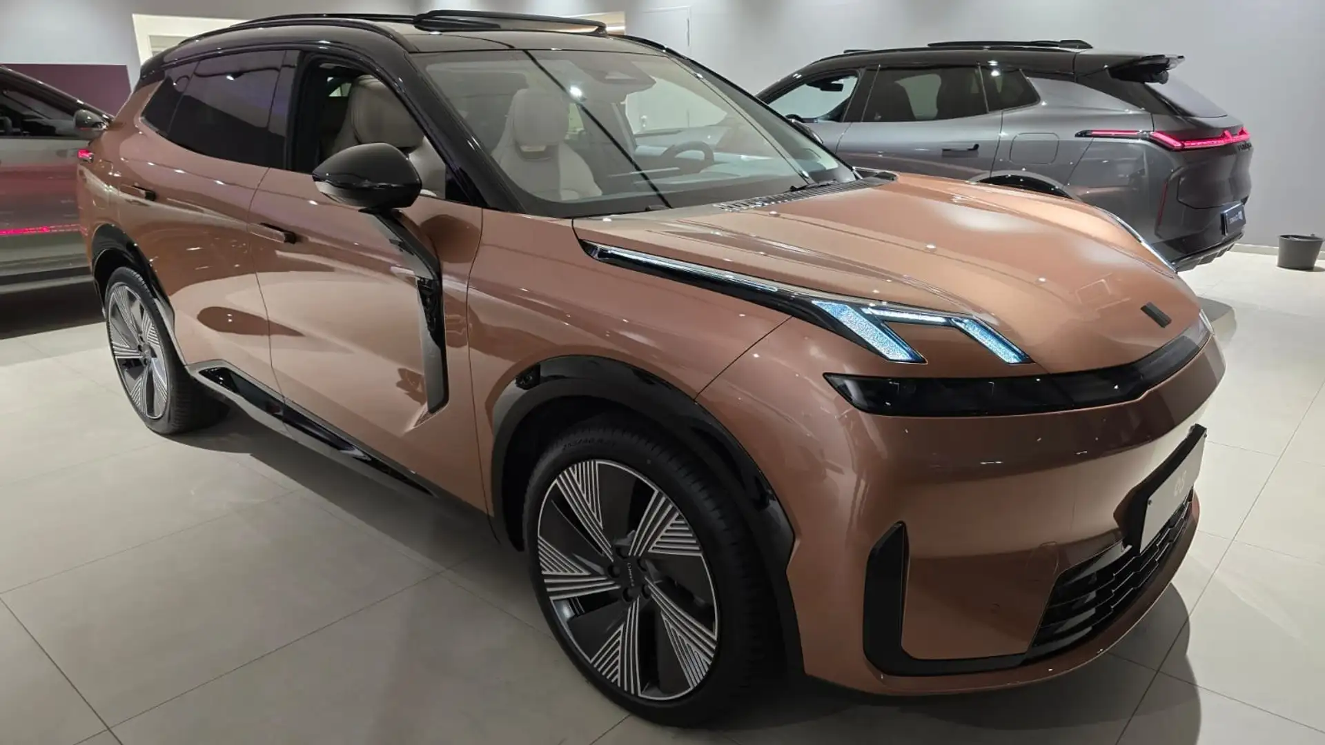 Lynk & Co 08 More - stock actie Bronze - 2