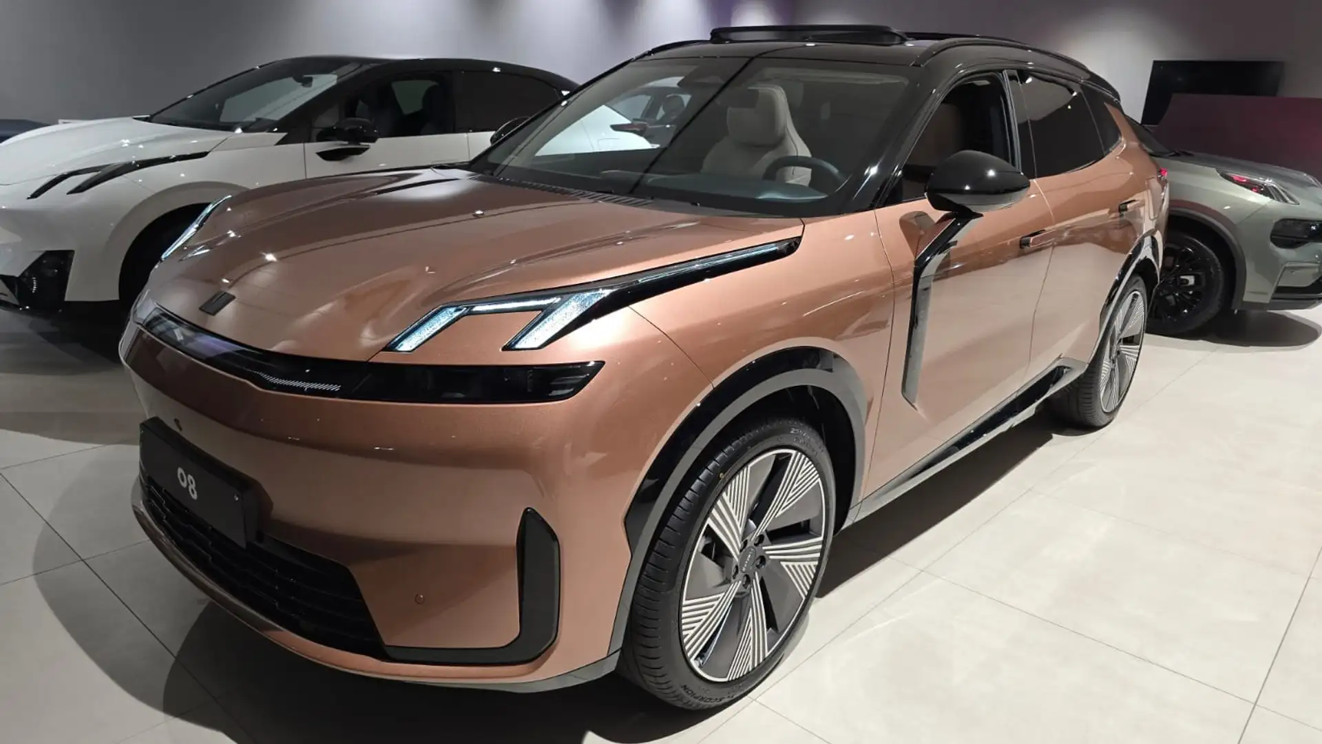 Lynk & Co 08 More - stock actie Bronze - 1