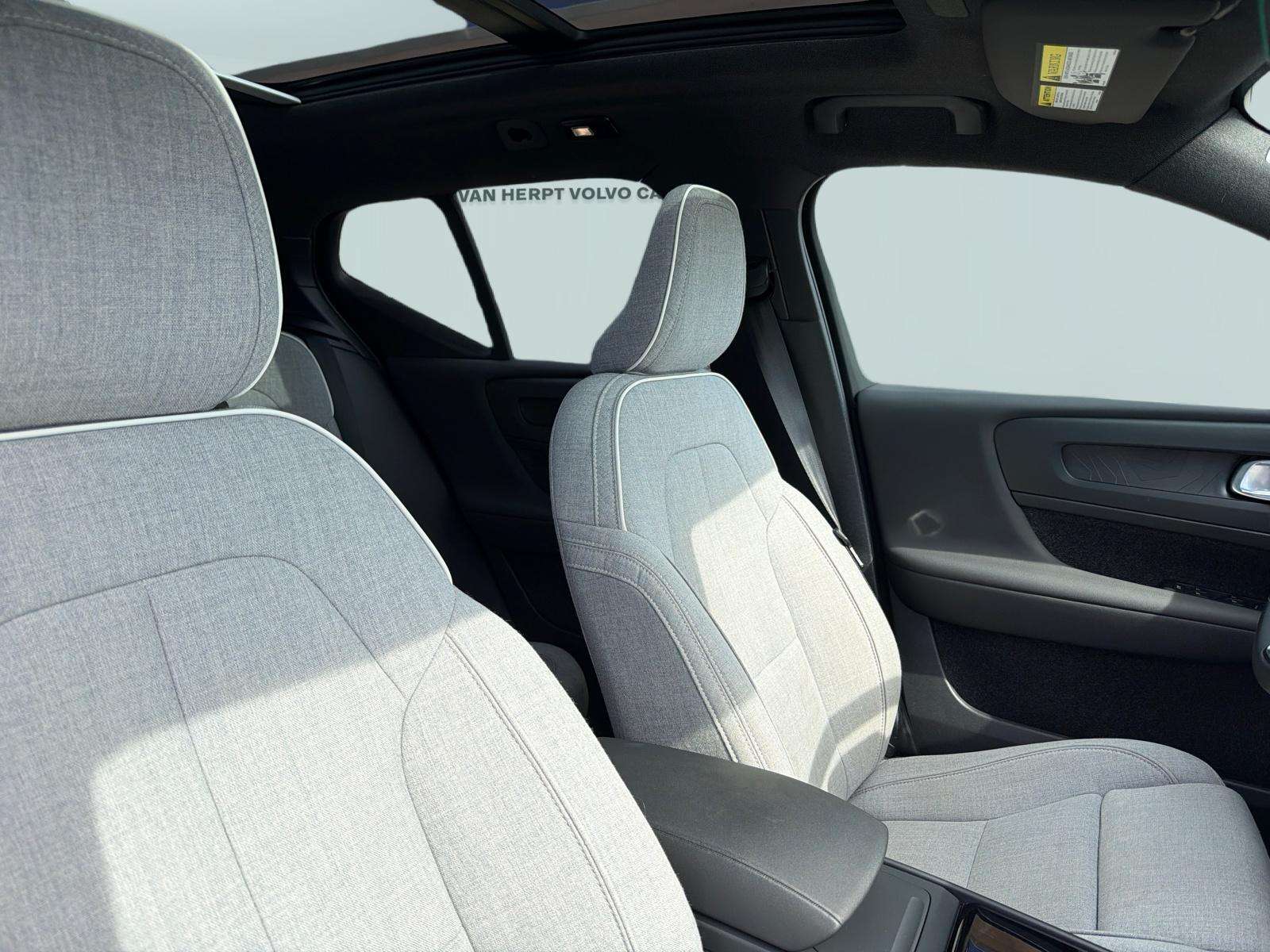 2023 Volvo XC40 Plus|Retired Courtesy Car|3.99% financing 24 mths thumb 33