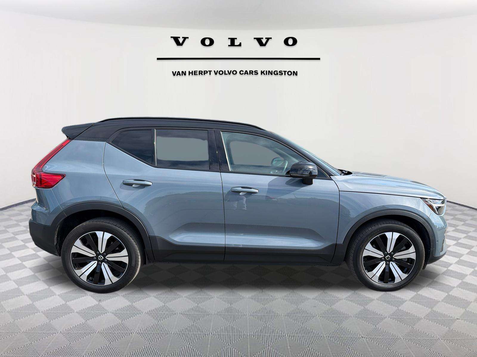 2023 Volvo XC40 Plus|Retired Courtesy Car|3.99% financing 24 mths alt 5