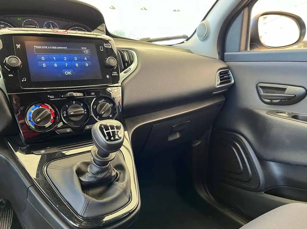 Lancia Ypsilon 2023 — фото 11