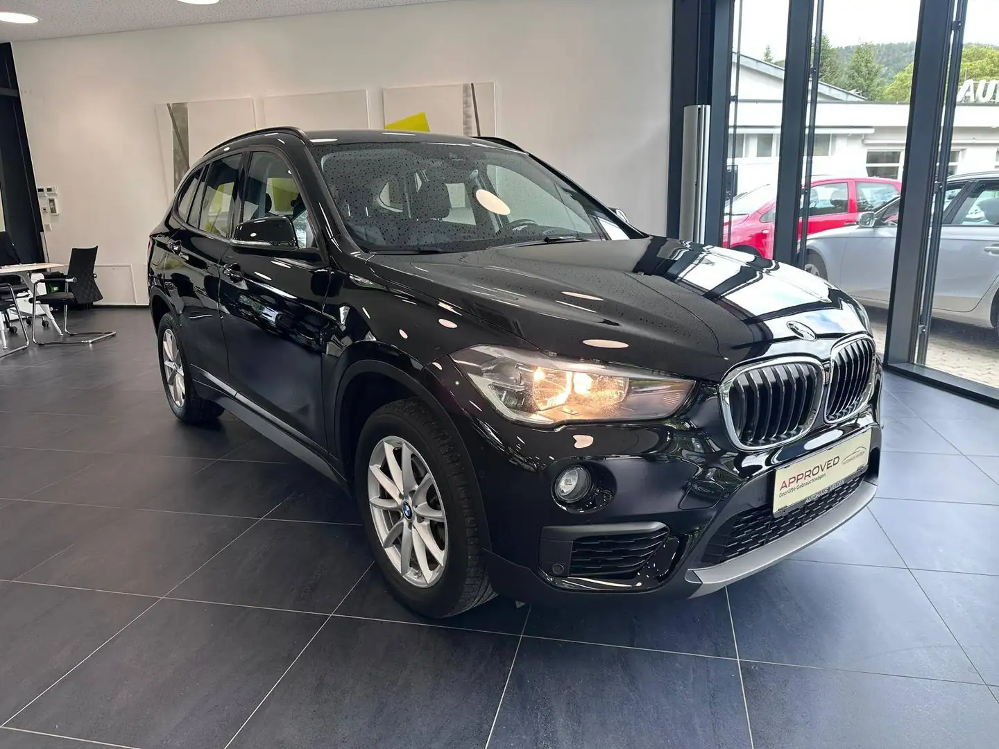 BMW X1 sDrive 18 i Advantage Schwarz - 1
