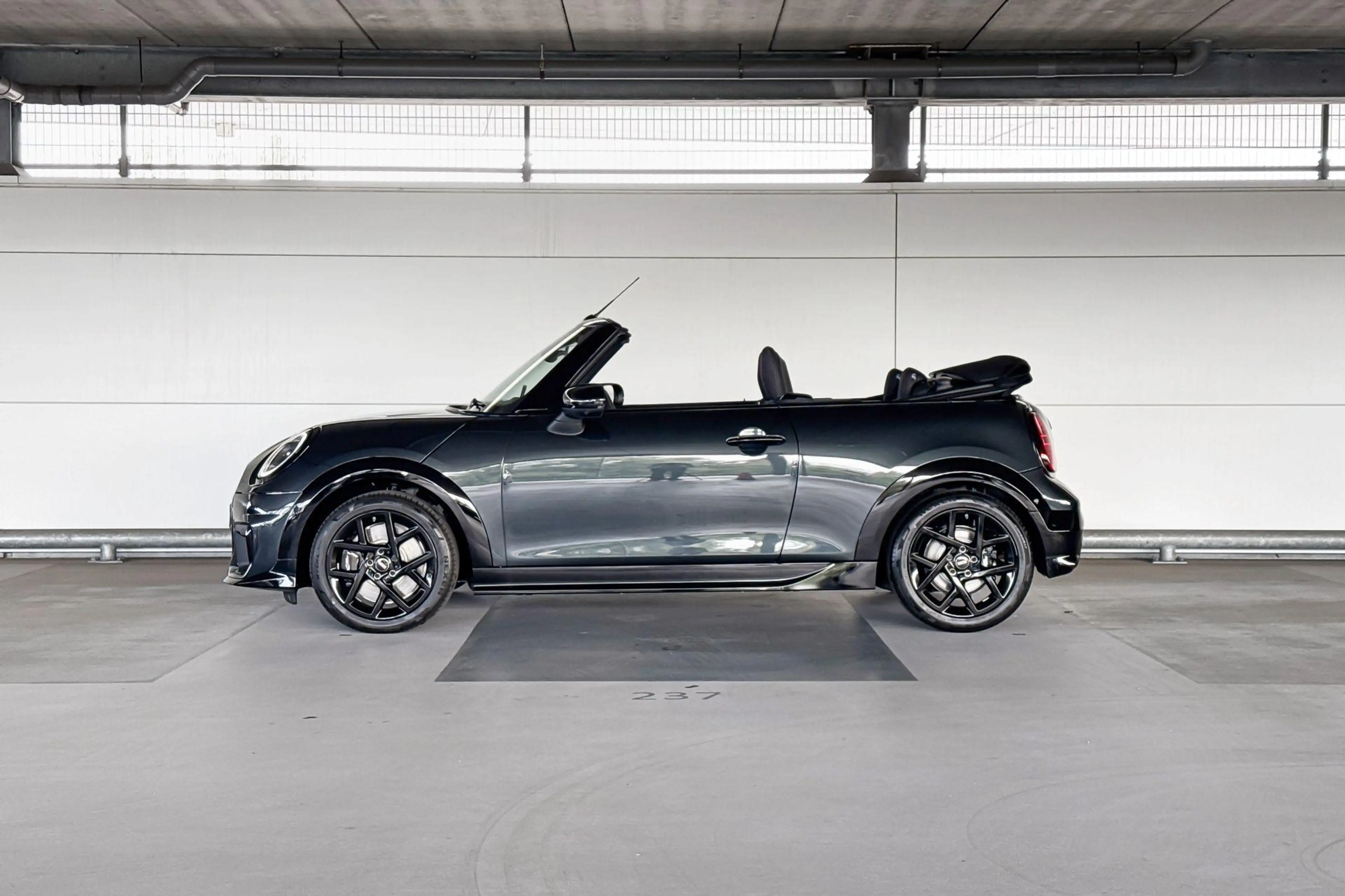 MINI Cooper C Cabrio 2.0 John Cooper Works XL | 17 Inch John Cooper Wor — photo 2
