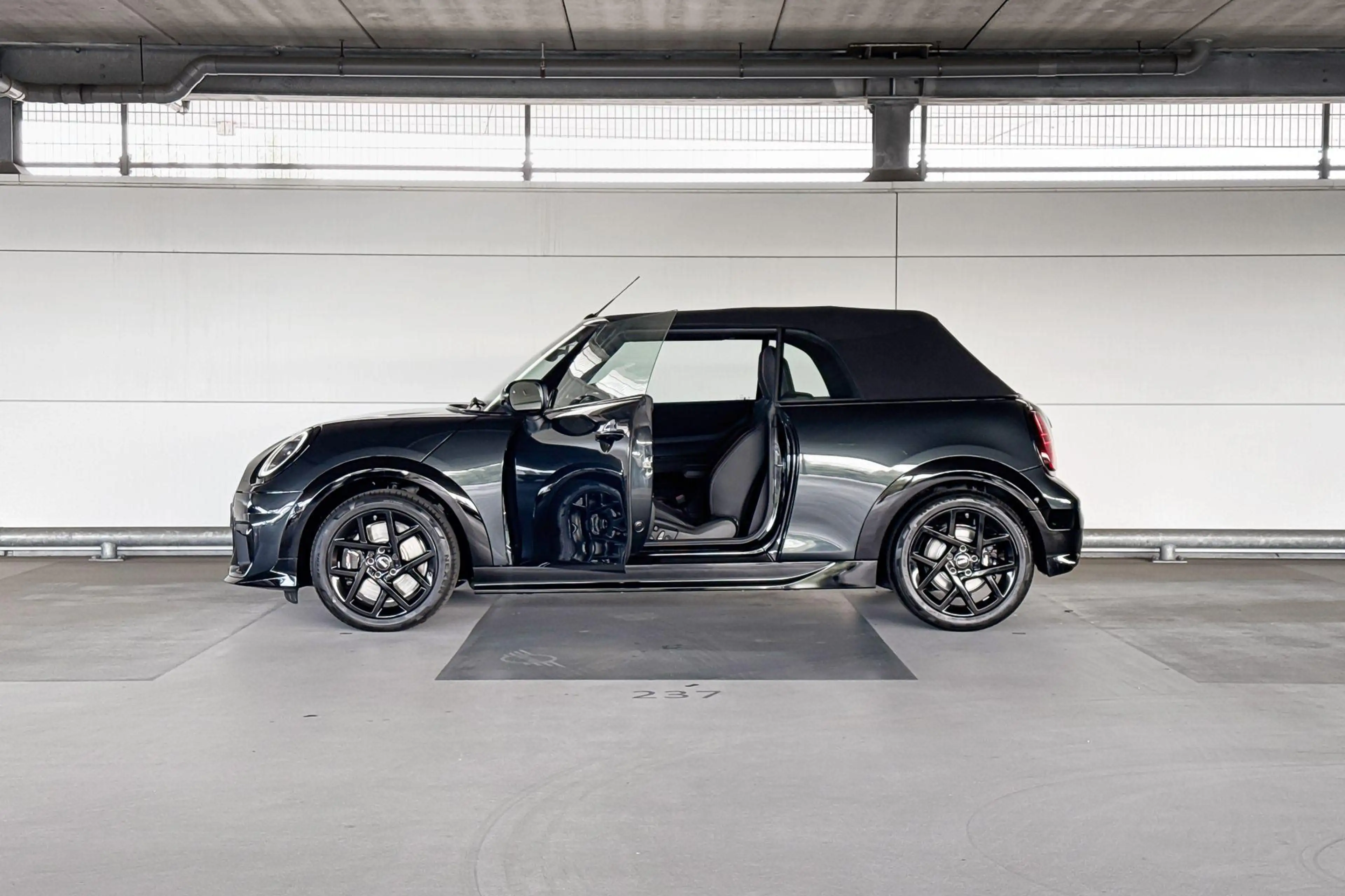 MINI Cooper C Cabrio 2.0 John Cooper Works XL | 17 Inch John Cooper Wor — photo 3