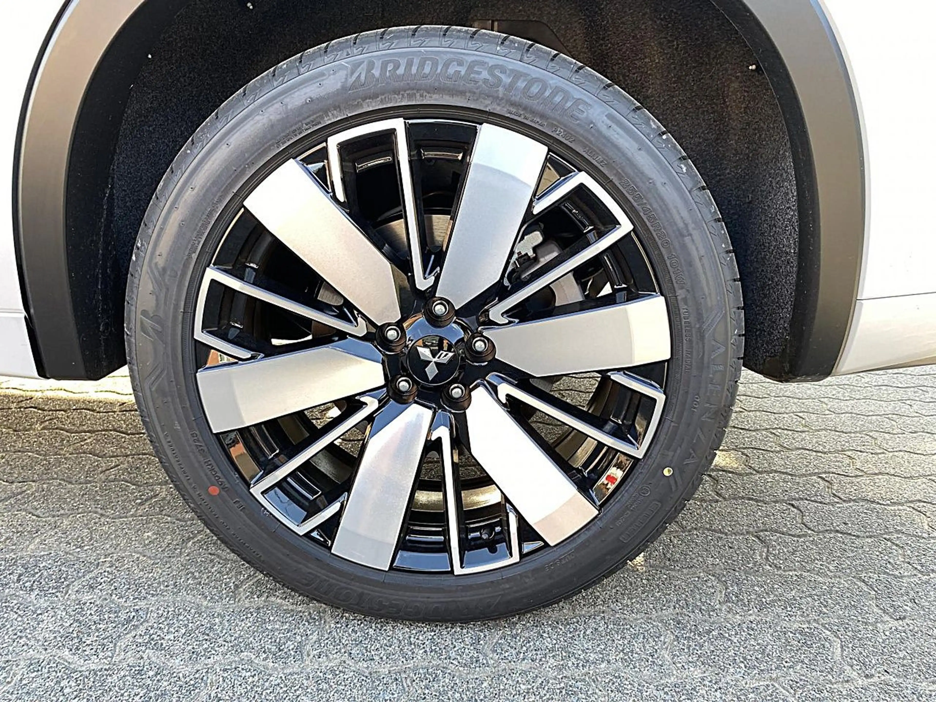 Mitsubishi Outlander Diamant TOP 2,4l PHEV 2-tone LED DAB — photo 11