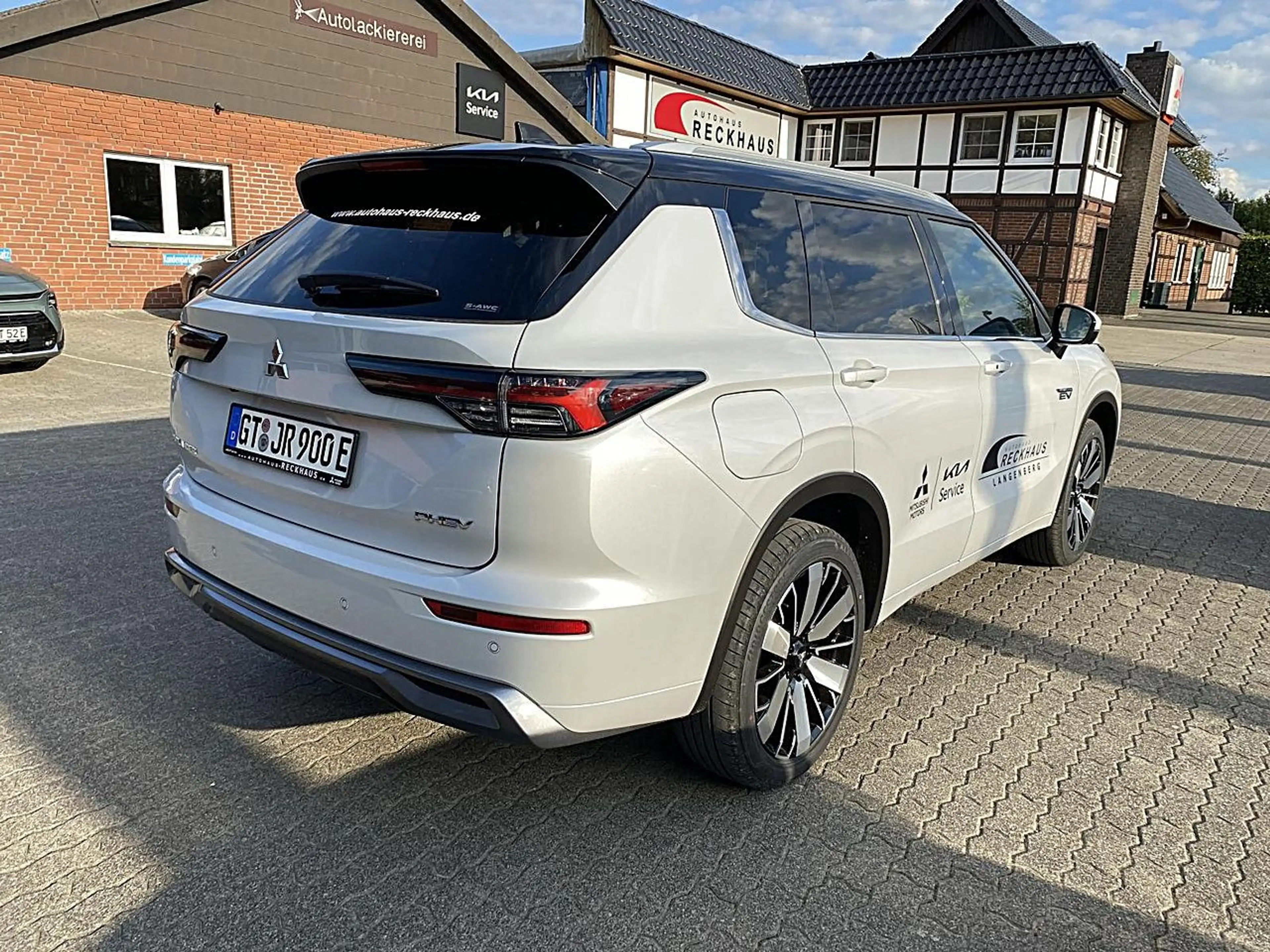Mitsubishi Outlander Diamant TOP 2,4l PHEV 2-tone LED DAB — photo 5