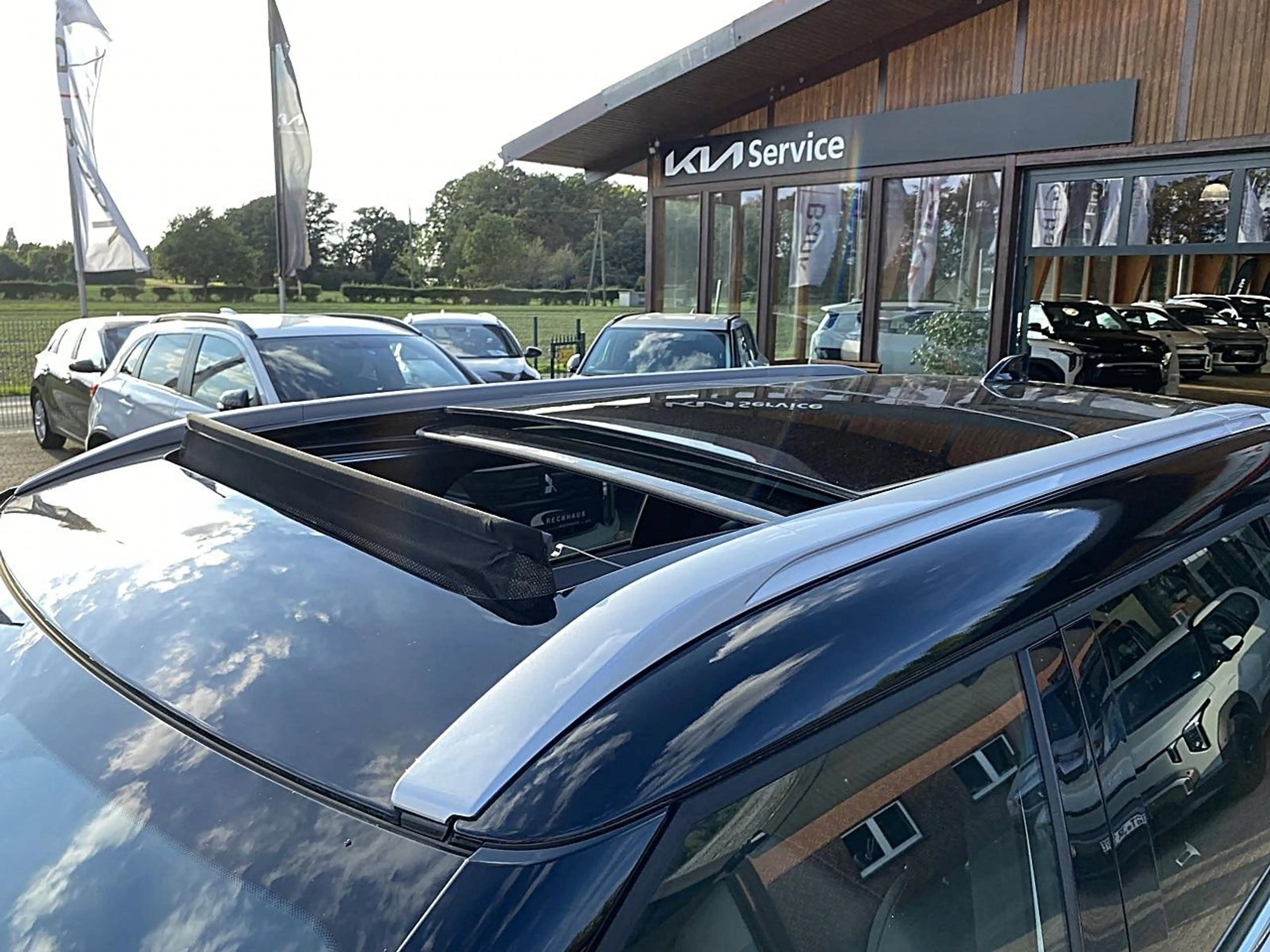 Mitsubishi Outlander Diamant TOP 2,4l PHEV 2-tone LED DAB — photo 9