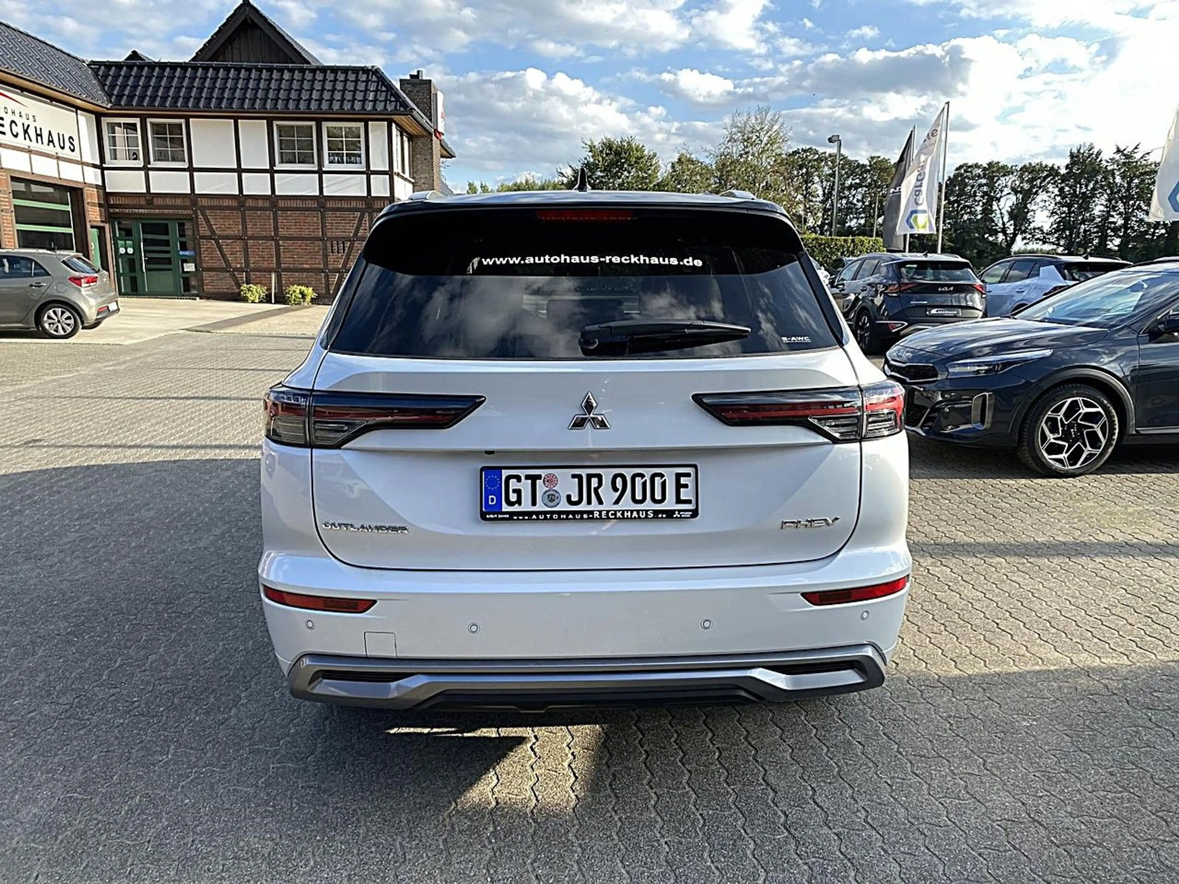 Mitsubishi Outlander Diamant TOP 2,4l PHEV 2-tone LED DAB — photo 4