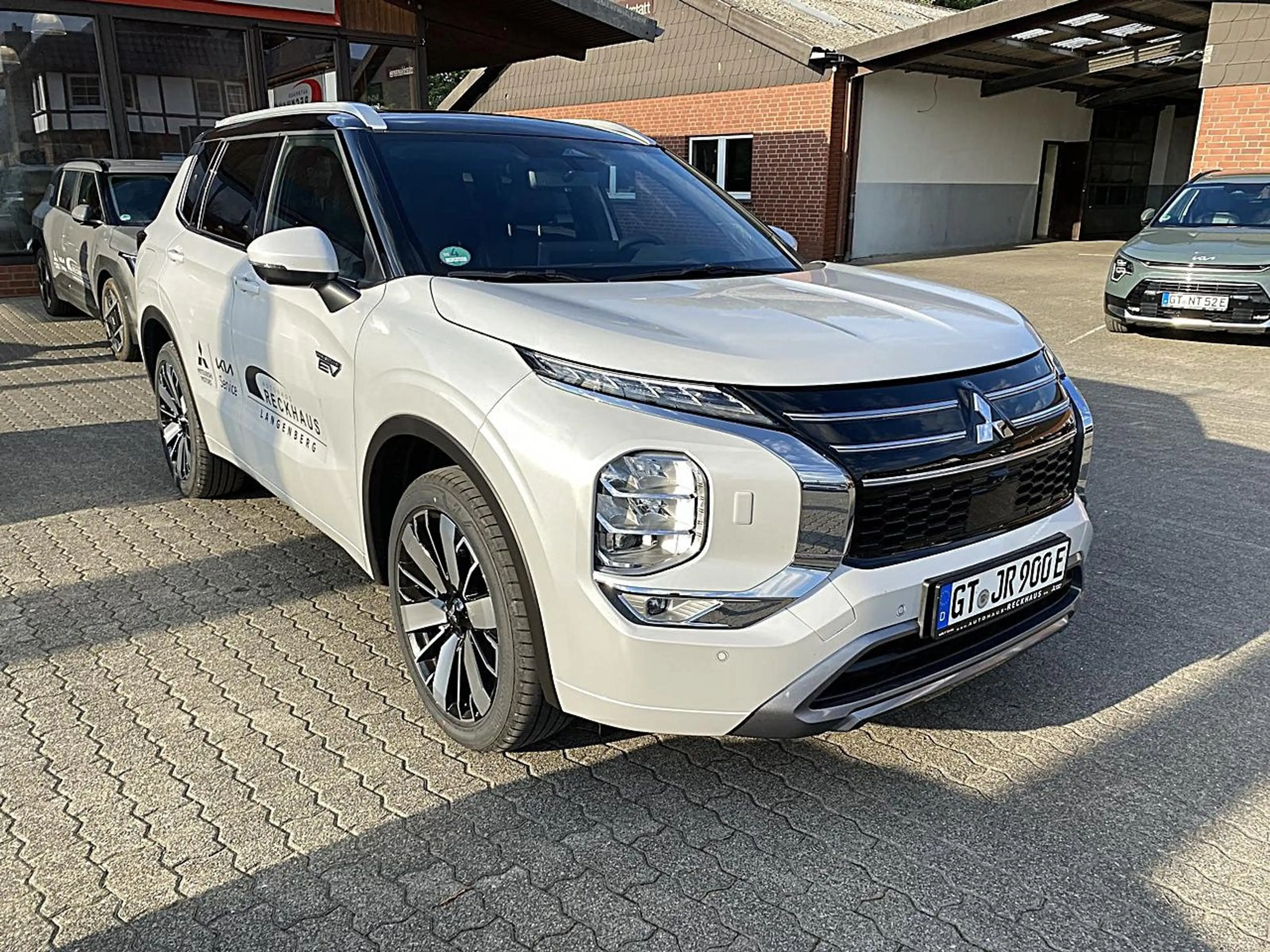 Mitsubishi Outlander Diamant TOP 2,4l PHEV 2-tone LED DAB — photo 7