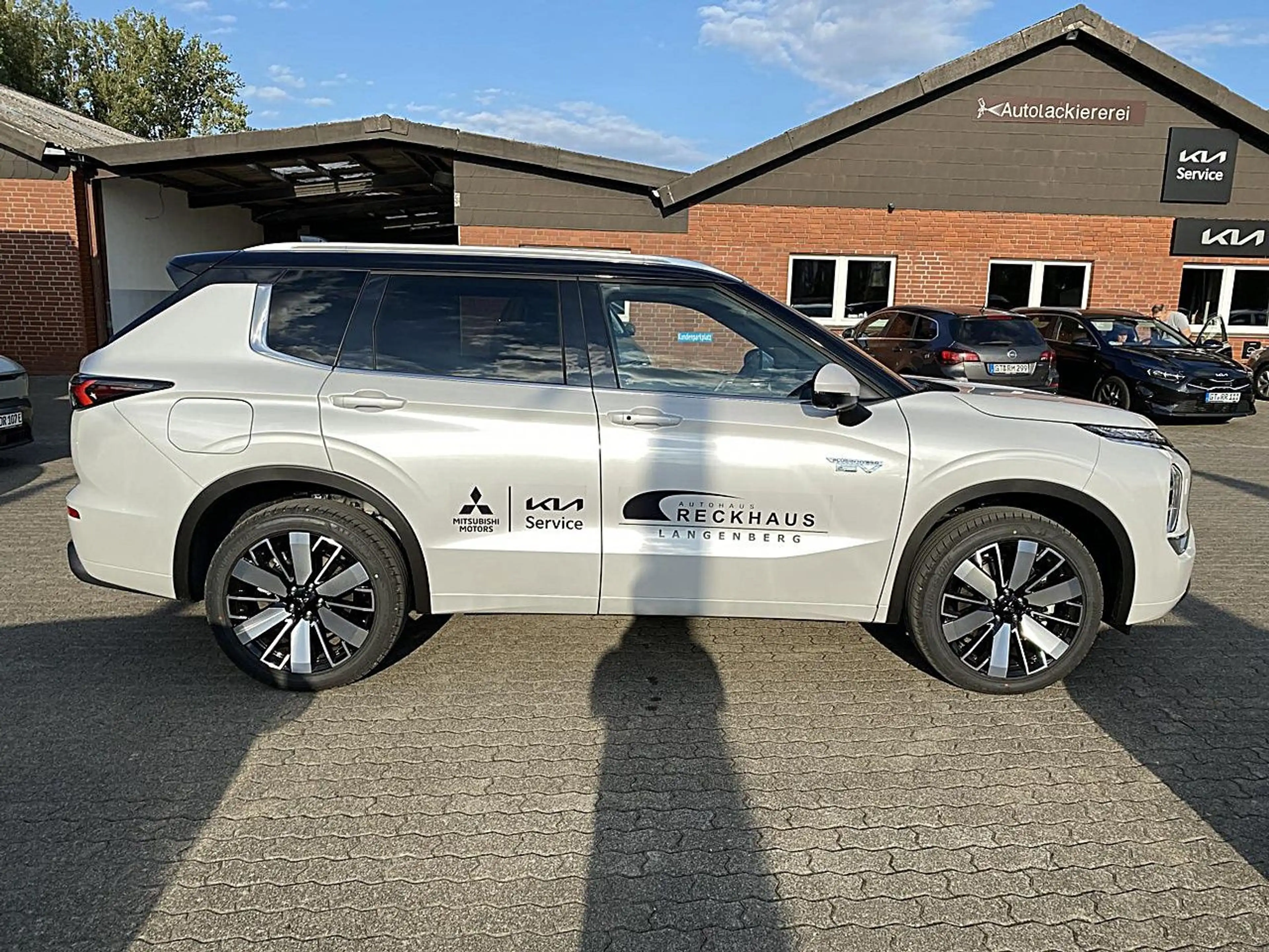 Mitsubishi Outlander Diamant TOP 2,4l PHEV 2-tone LED DAB — photo 6