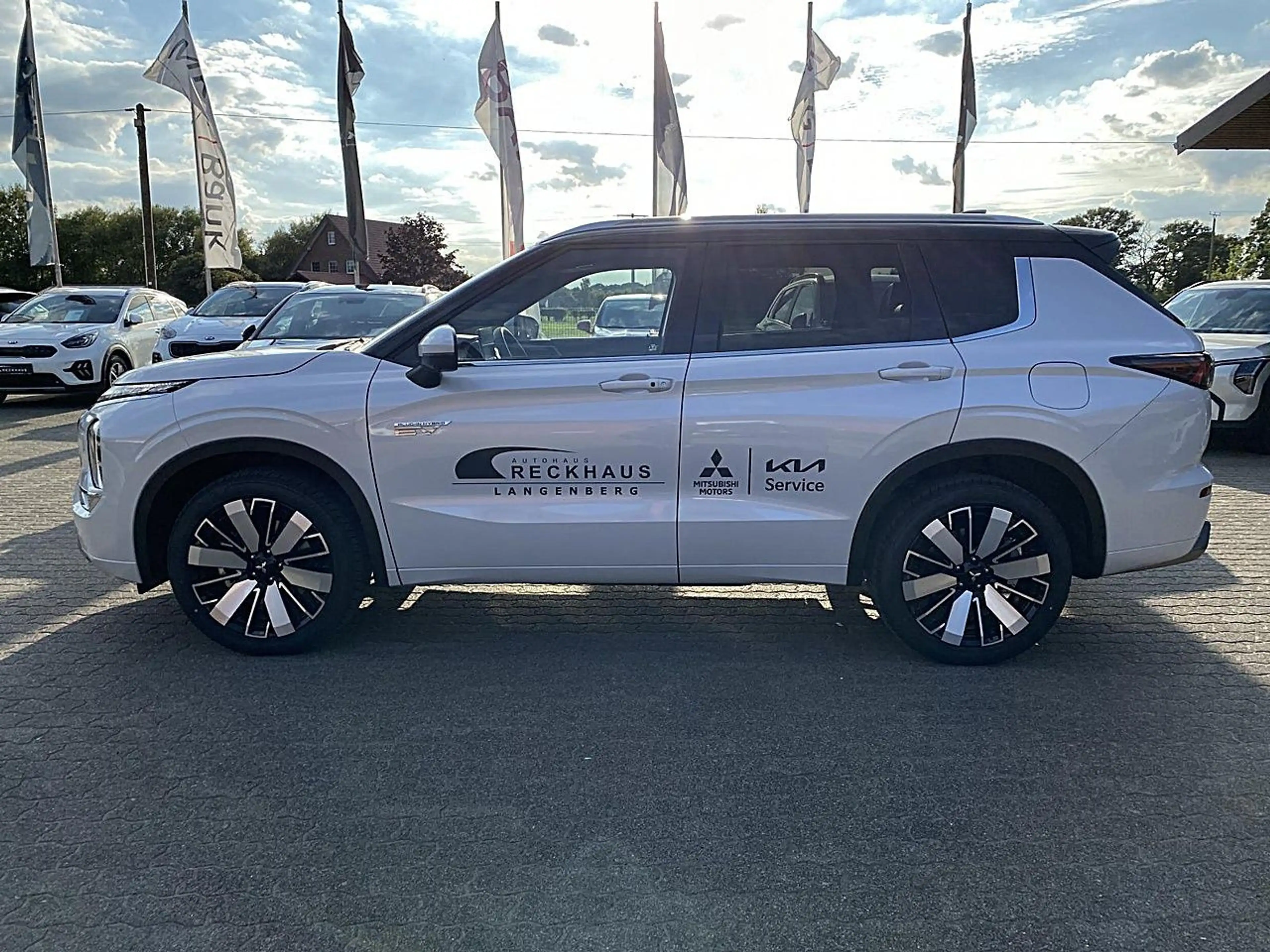 Mitsubishi Outlander Diamant TOP 2,4l PHEV 2-tone LED DAB — photo 2