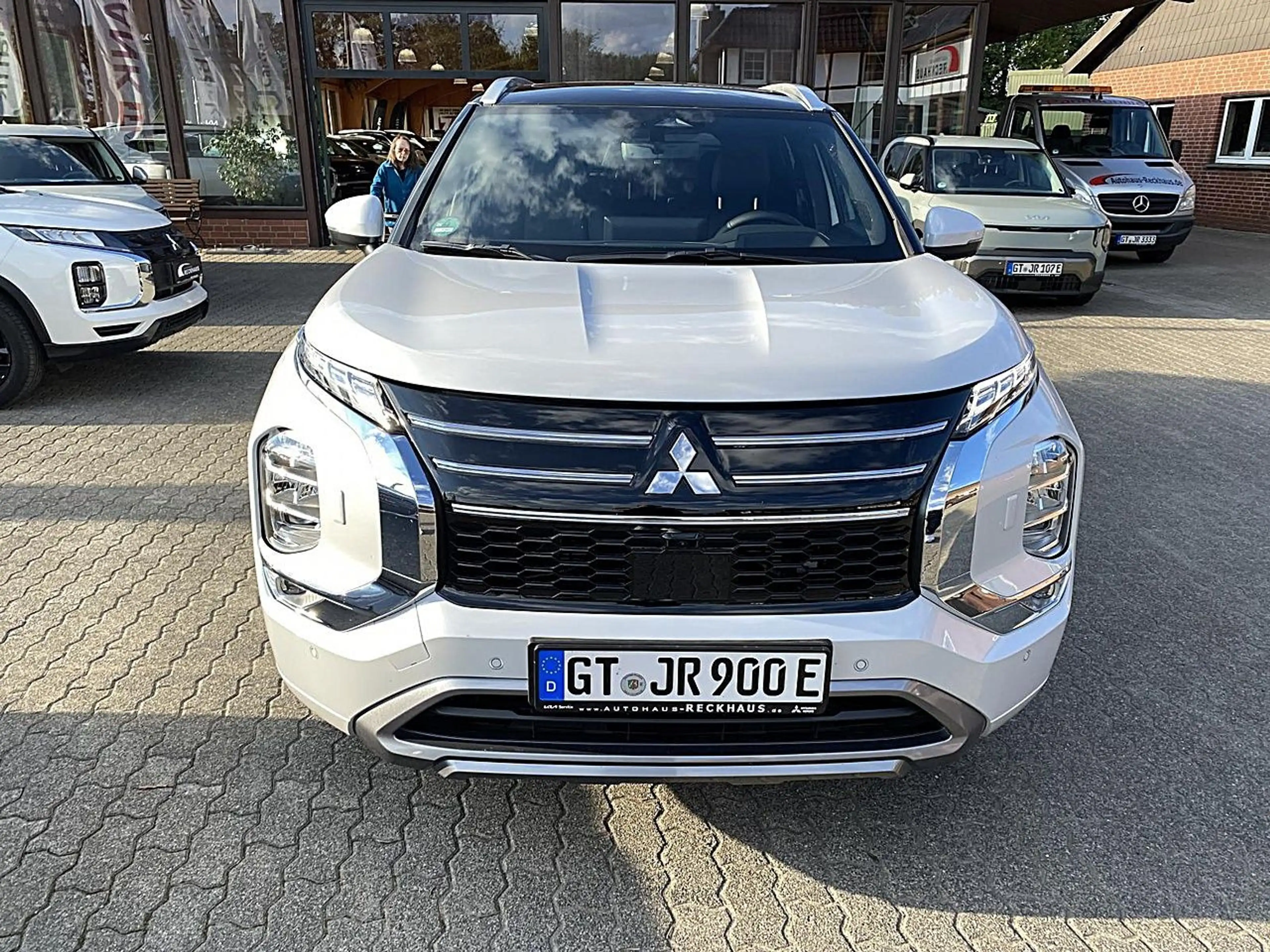 Mitsubishi Outlander Diamant TOP 2,4l PHEV 2-tone LED DAB — photo 8