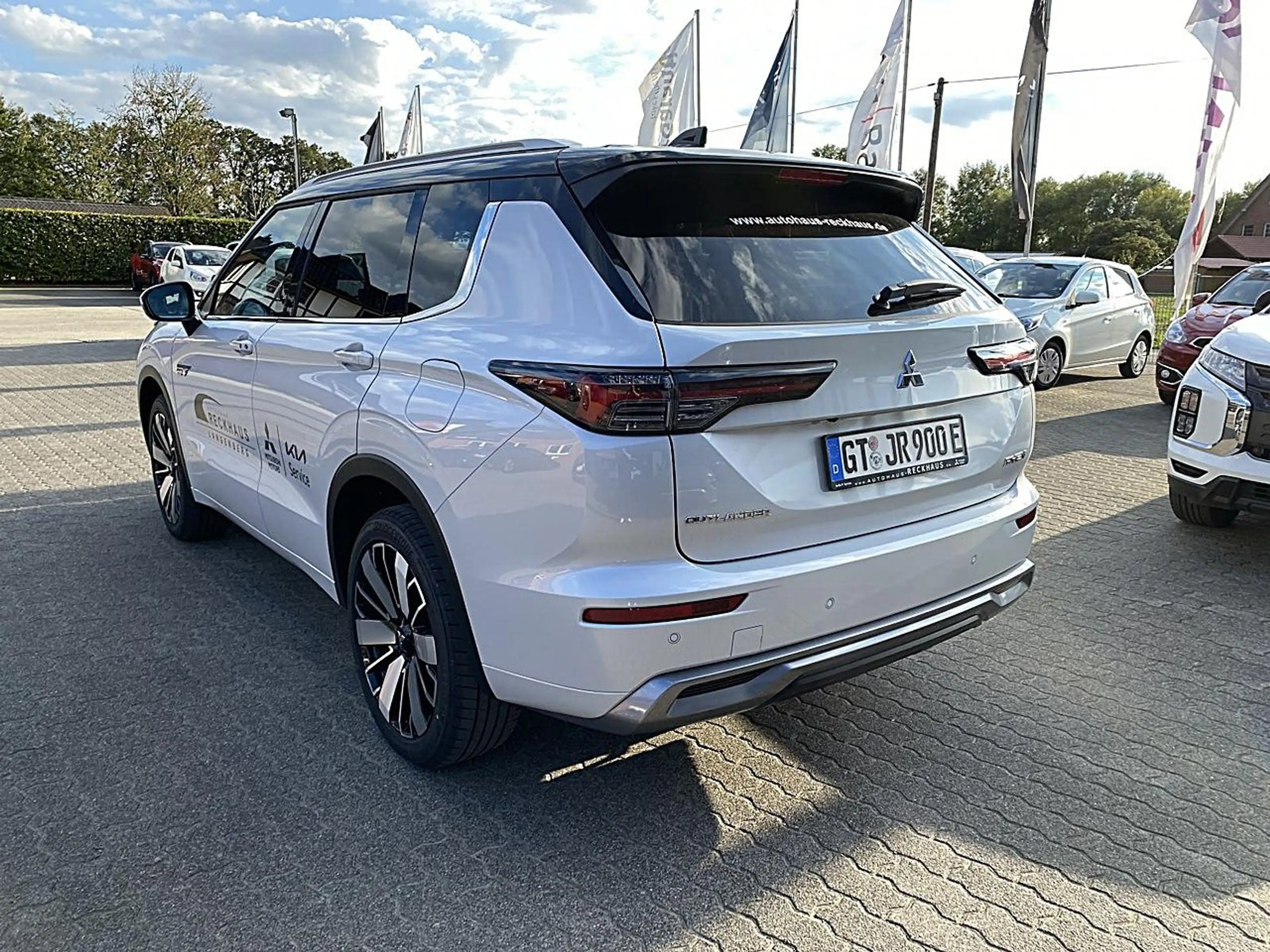 Mitsubishi Outlander Diamant TOP 2,4l PHEV 2-tone LED DAB — photo 3