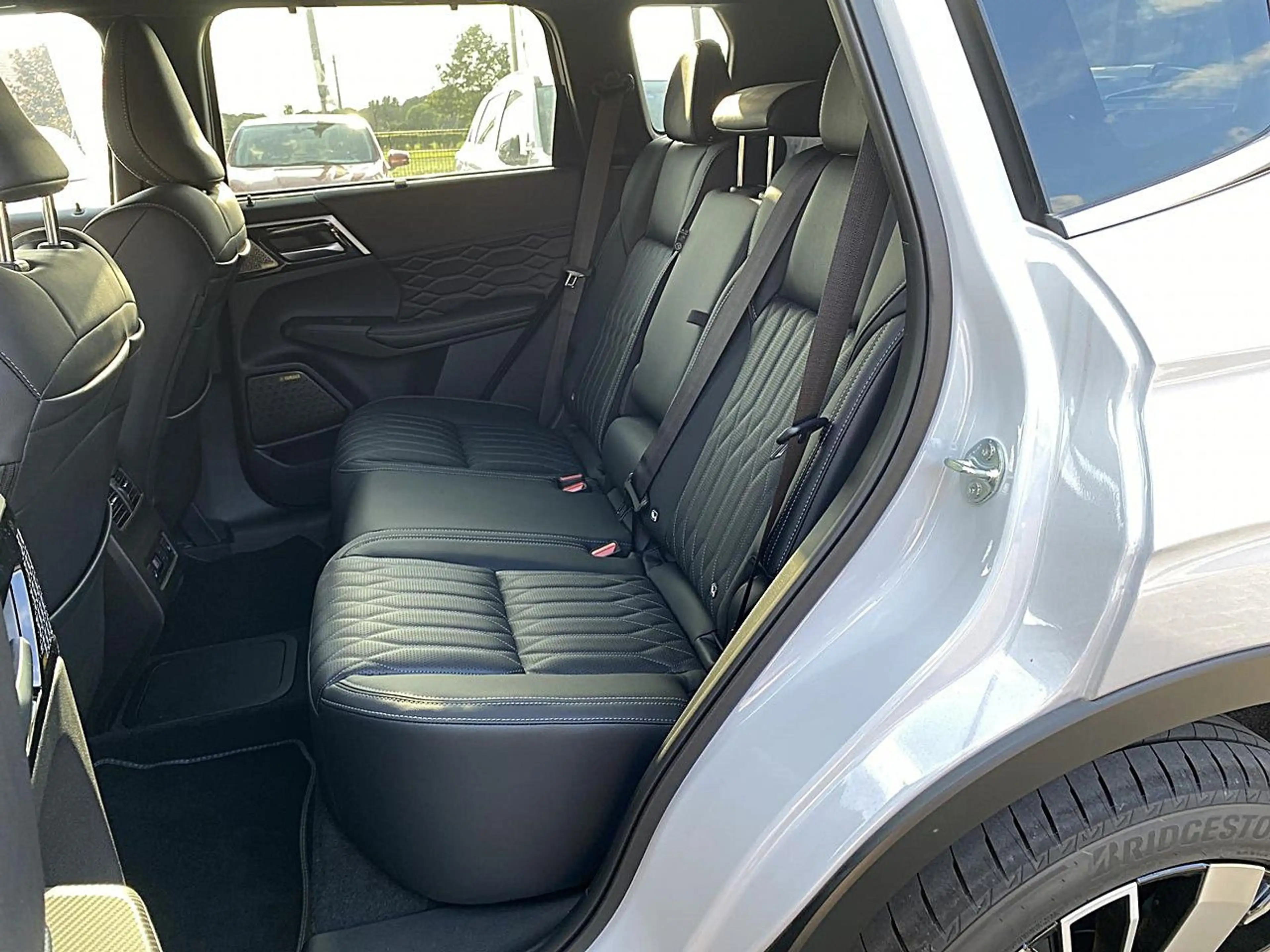Mitsubishi Outlander Diamant TOP 2,4l PHEV 2-tone LED DAB — photo 12
