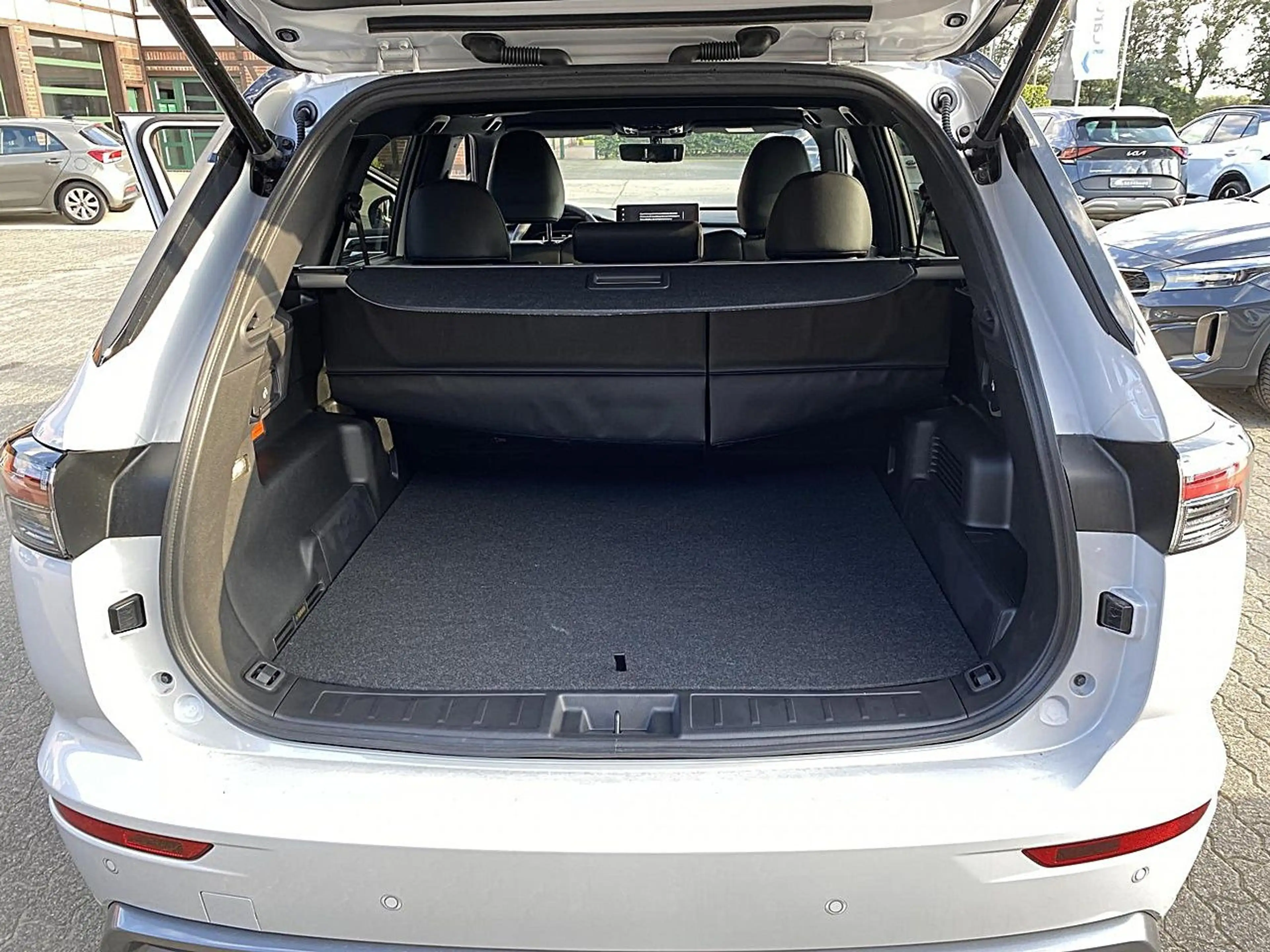 Mitsubishi Outlander Diamant TOP 2,4l PHEV 2-tone LED DAB — photo 13