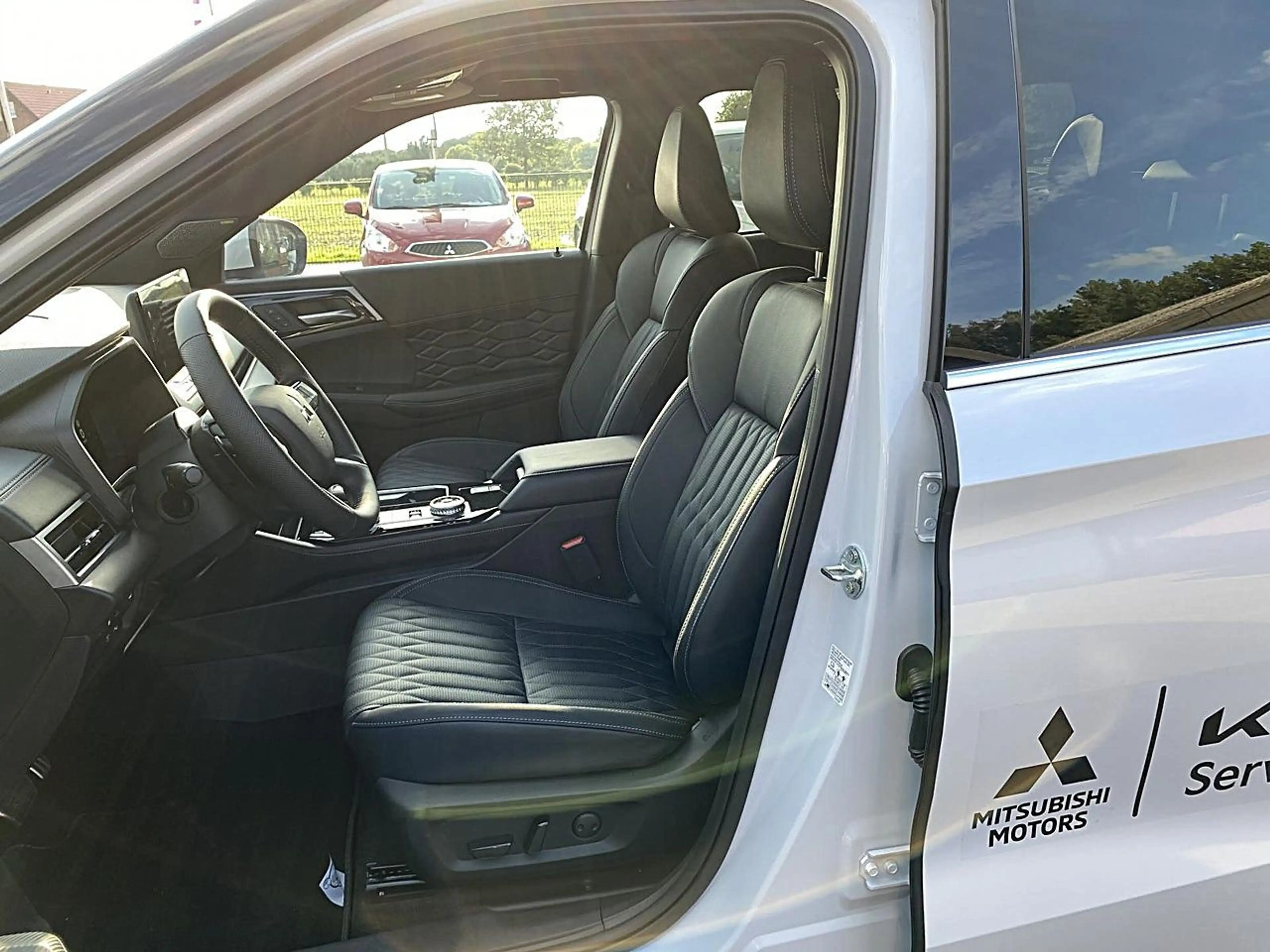 Mitsubishi Outlander Diamant TOP 2,4l PHEV 2-tone LED DAB — photo 10