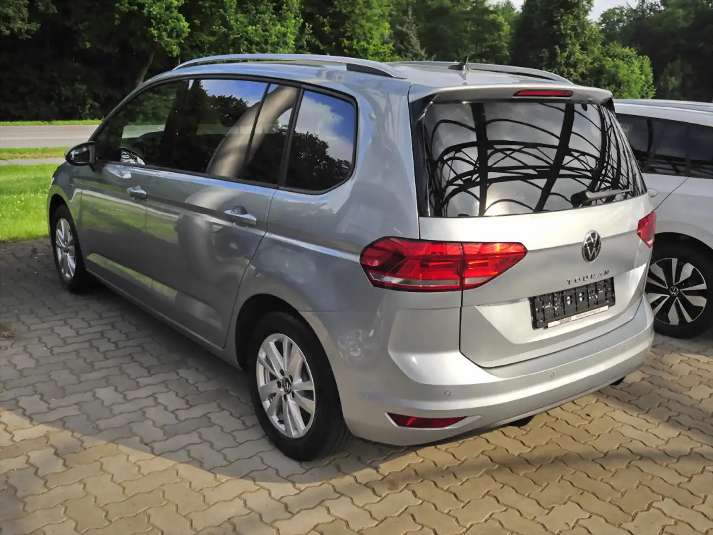 Volkswagen Touran 1.5 TSI Comfortline DSG Navi AHK PDC ACC Zilver - 2