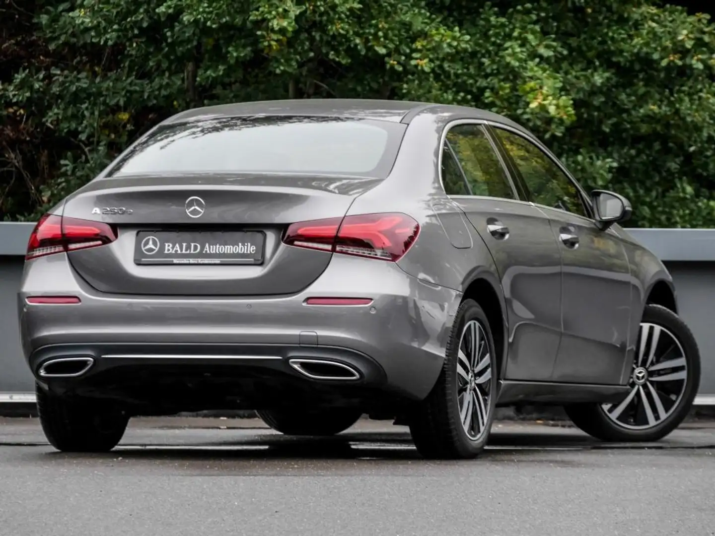 Mercedes-Benz A 250 e Limo Progressive/LED/Cam/AHK/SHZ/17' Grau - 2