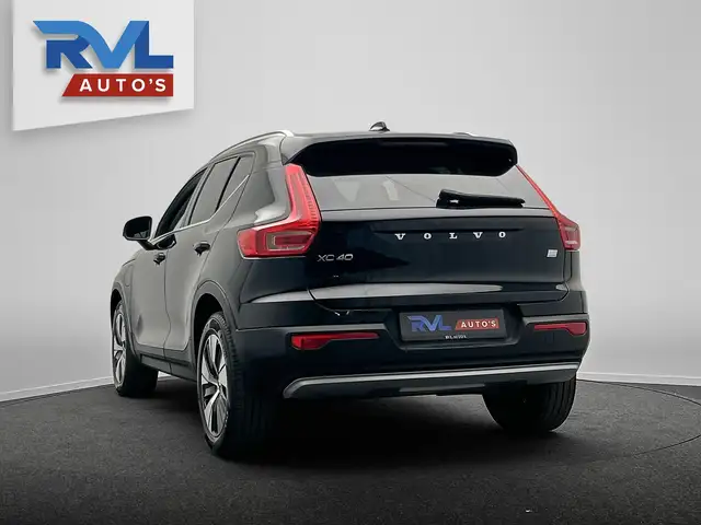 Volvo XC40 view 3