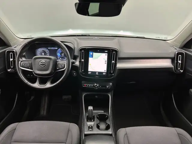 Volvo XC40 view 2