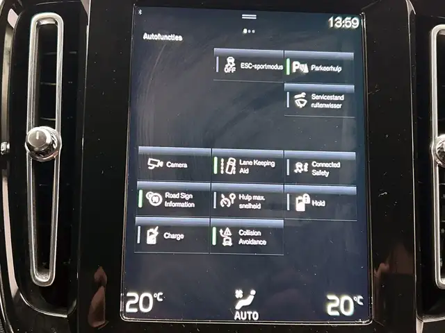 Volvo XC40 view 14