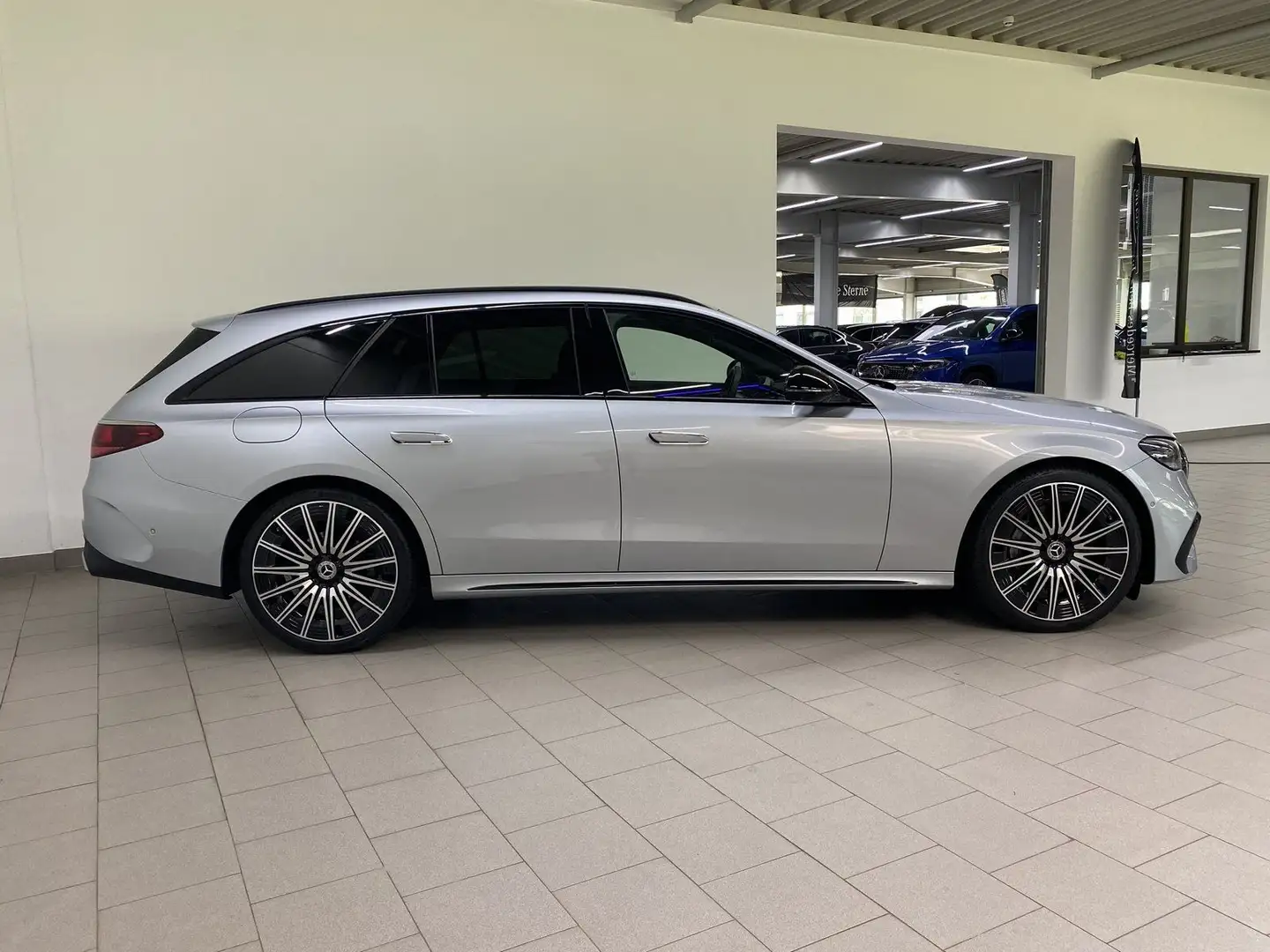 Mercedes-Benz E 200 T AMG+NIGHT+DISTR+21"+KEYLESS+360°+MEMORY Silber - 2