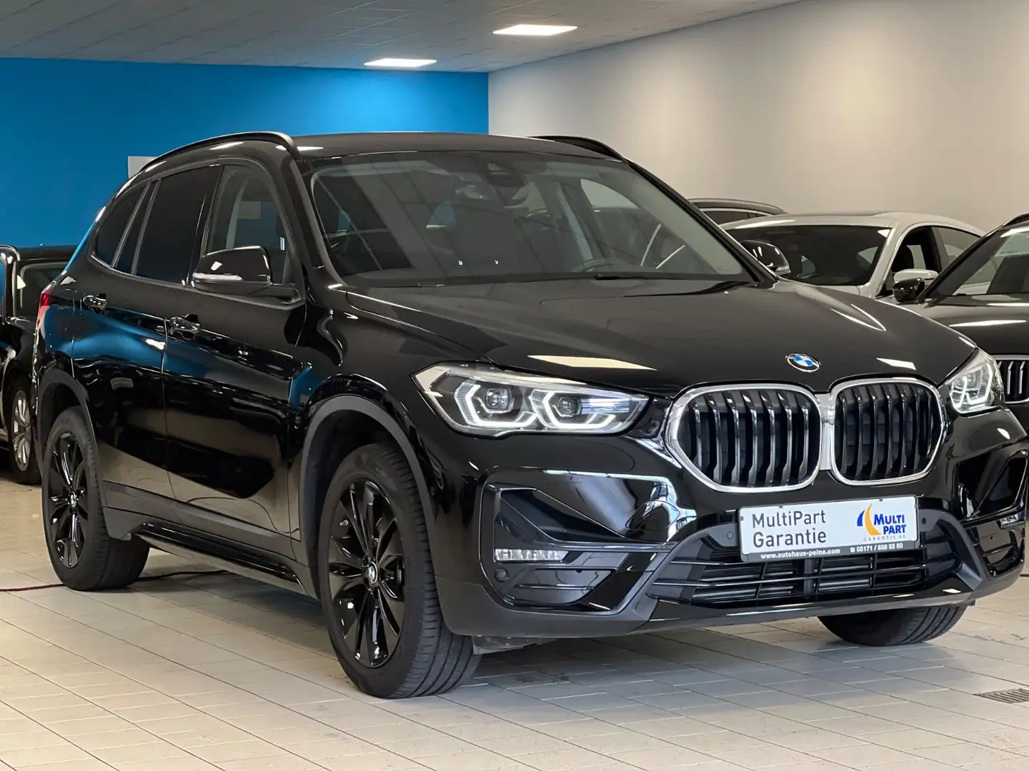 BMW X1 sDr18i/Aut/Navi/LEDer/Kamer/ParkAs/18Zo/SportL Zwart - 1