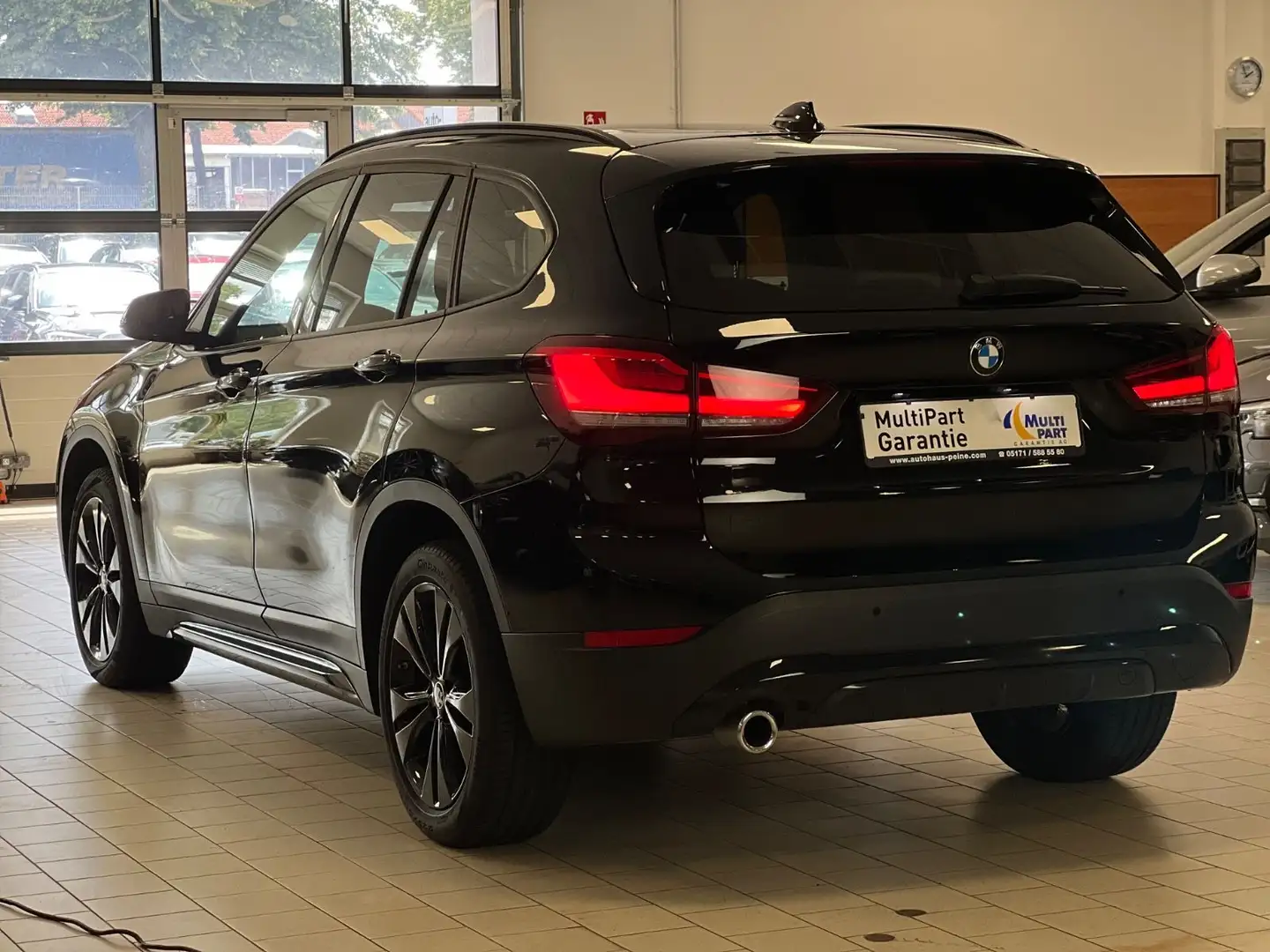 BMW X1 sDr18i/Aut/Navi/LEDer/Kamer/ParkAs/18Zo/SportL Zwart - 2
