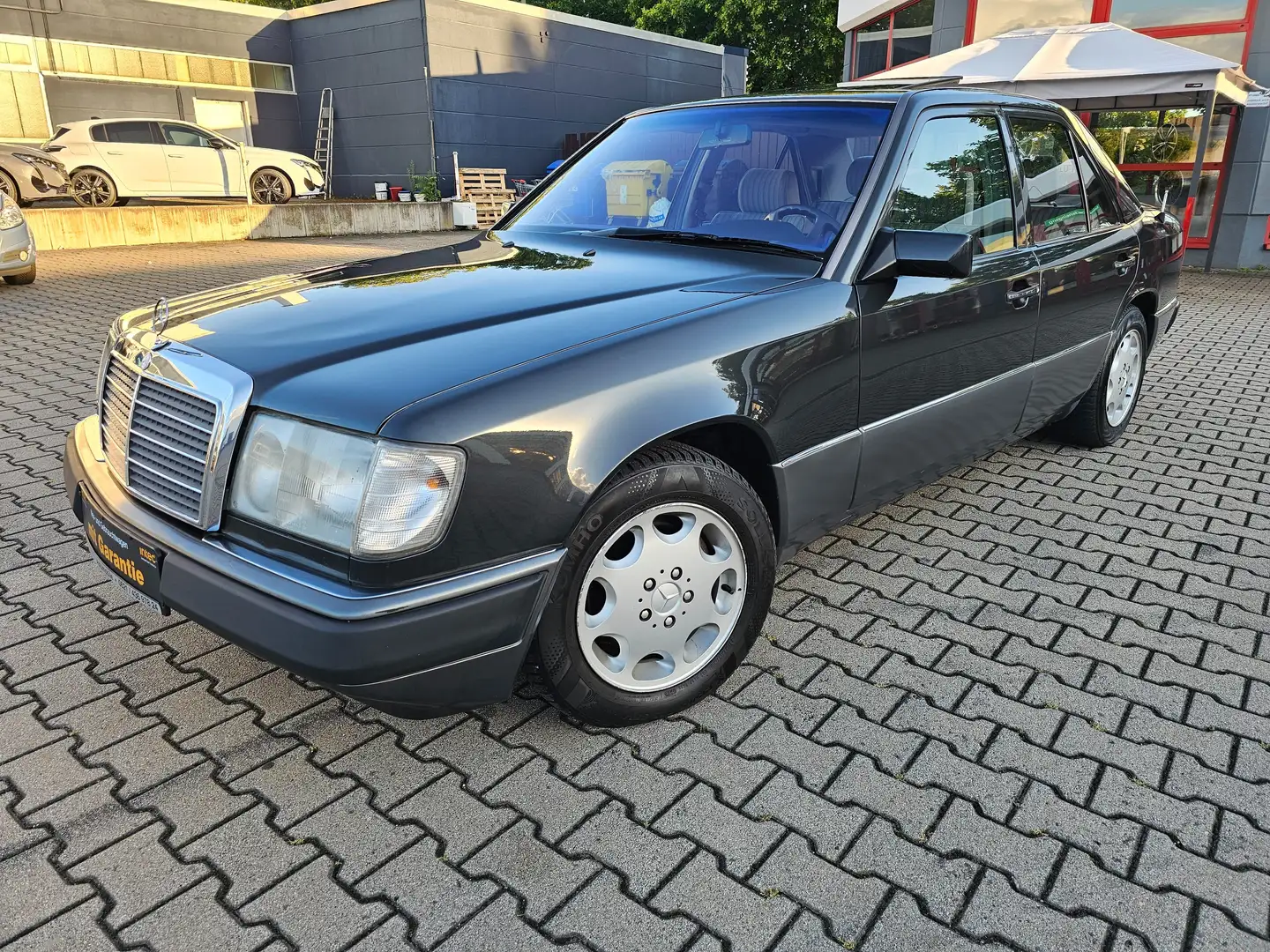 Mercedes-Benz E 230 H-Zulassung Oldtimer, Automatikgetriebe,SD,Tuv Neu Schwarz - 1