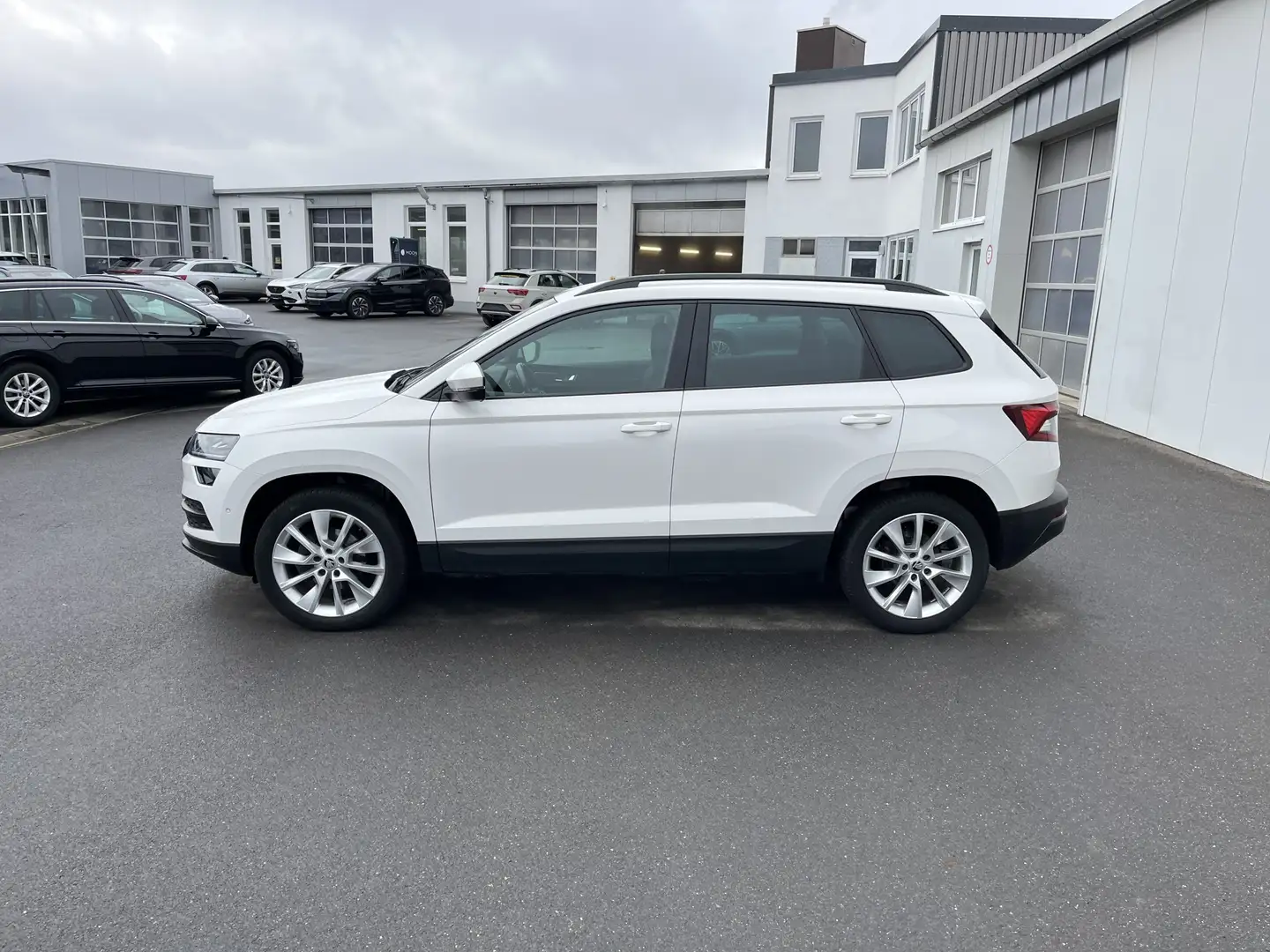Skoda Karoq 1.5 TSI DSG Style 125€ m. 20% Anzahlung AHK Navi White - 2