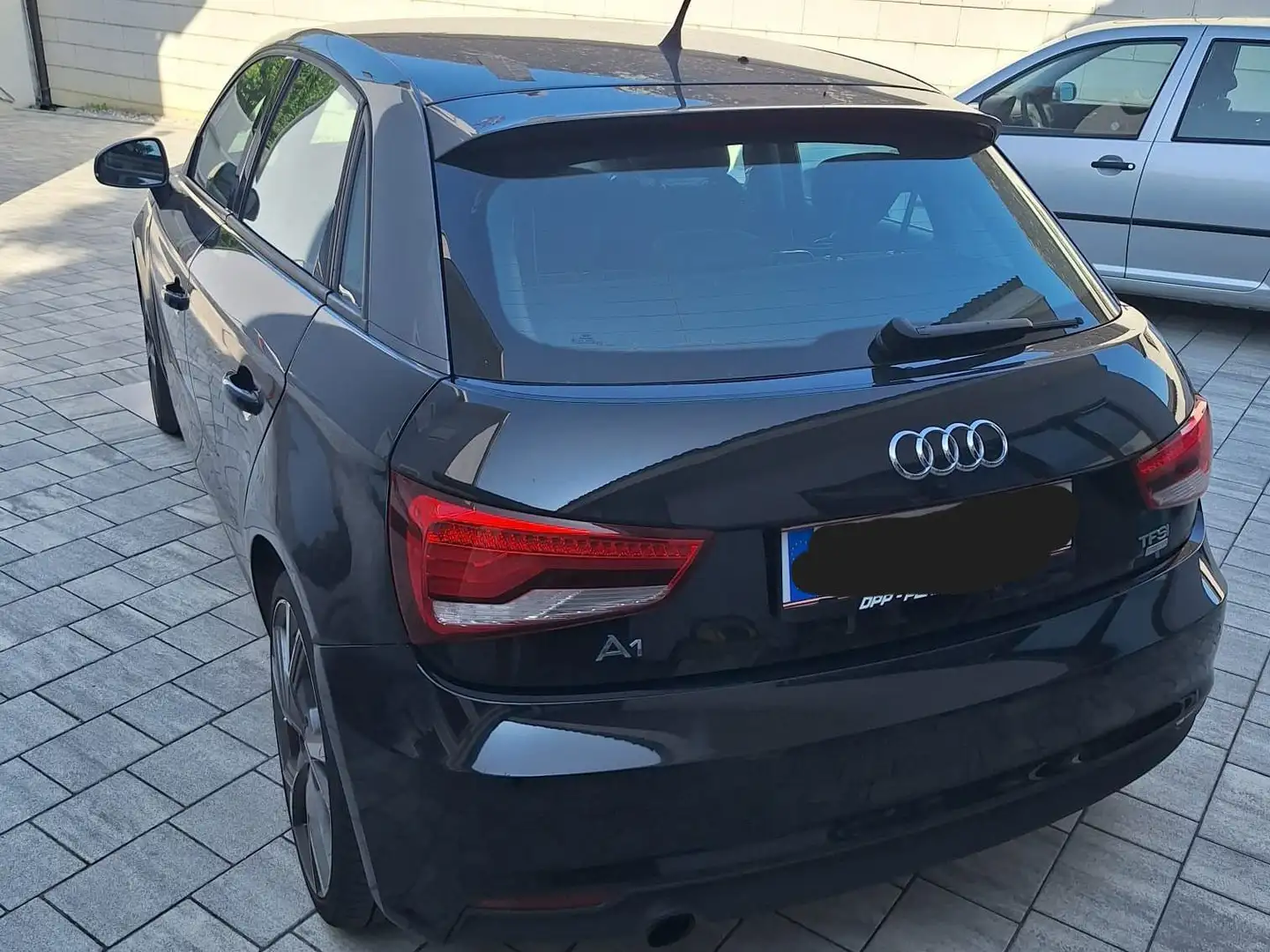 Audi A1 A1 SB 1,0 TFSI Sport Sport Schwarz - 2