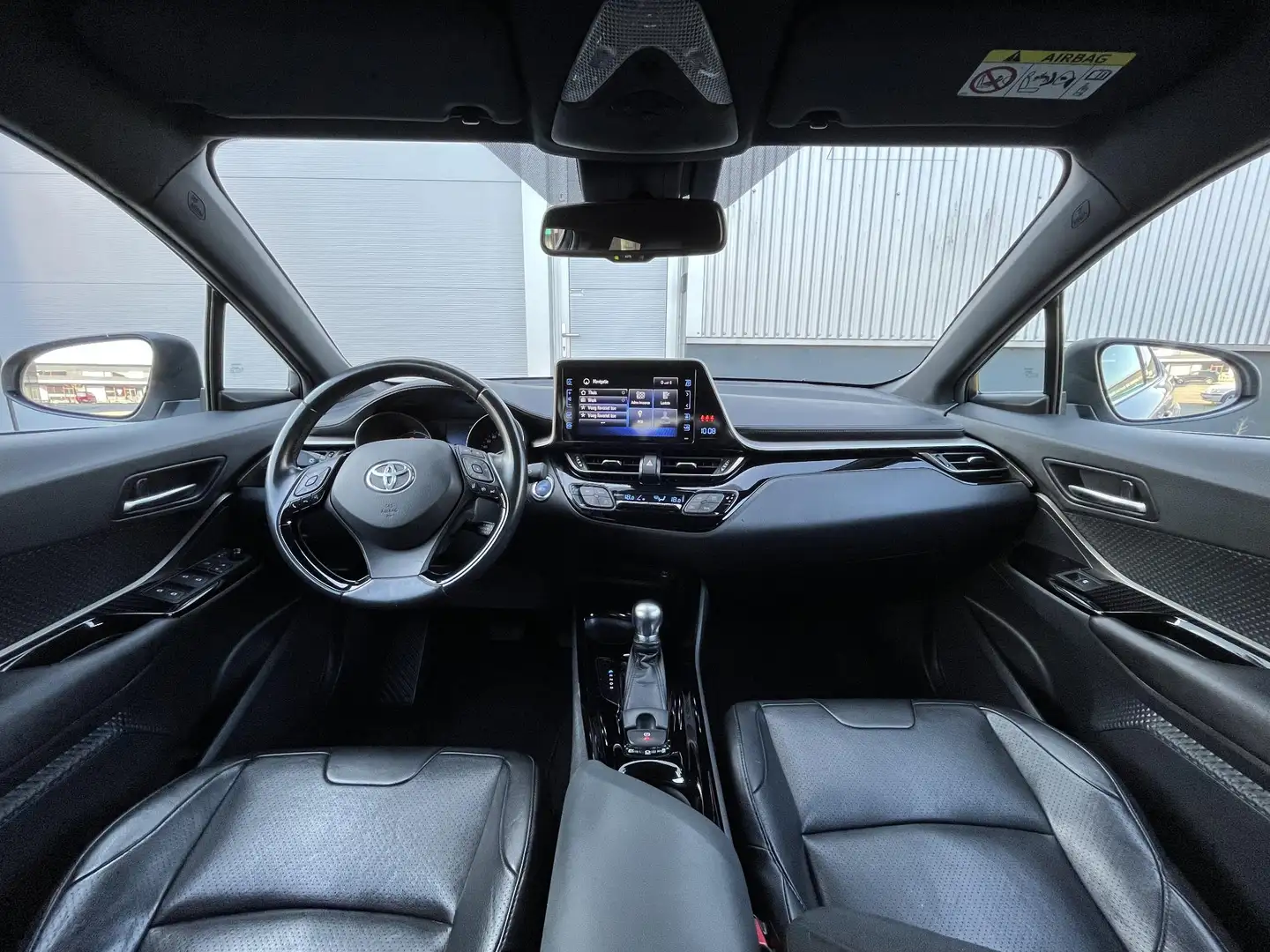 Toyota C-HR 1.8 Hybrid Dynamic | Lederen bekleding | 1e eigena Grijs - 2