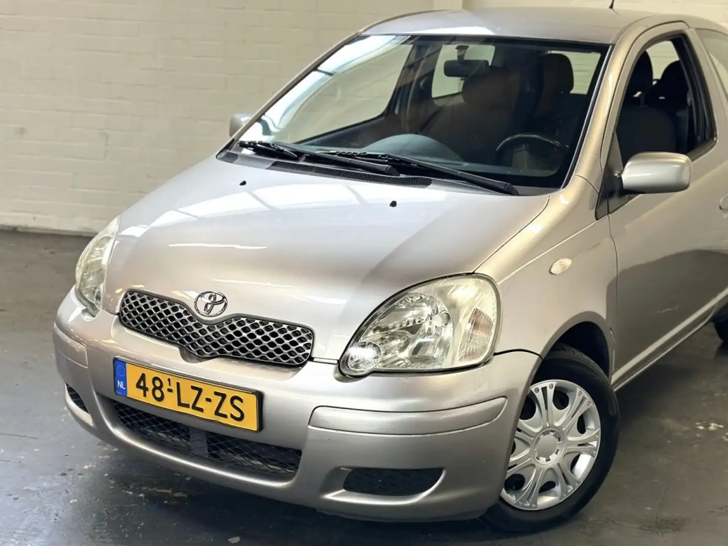 Toyota Yaris 1.3 VVT-i Sol |Stuurbkr |Nieuwe APK |Lage KM |NAP Gris - 2