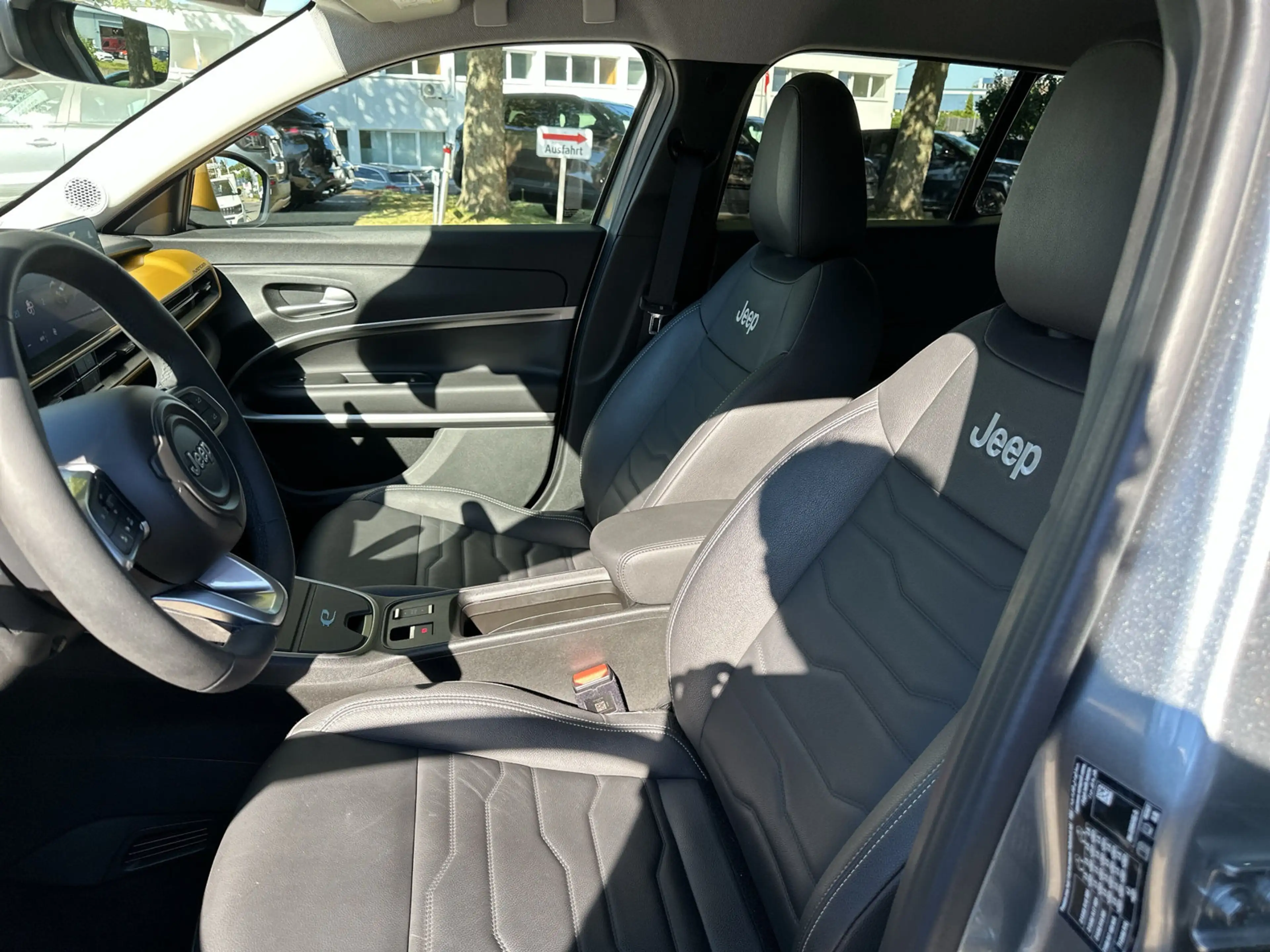 Jeep Avenger Summit — photo 6