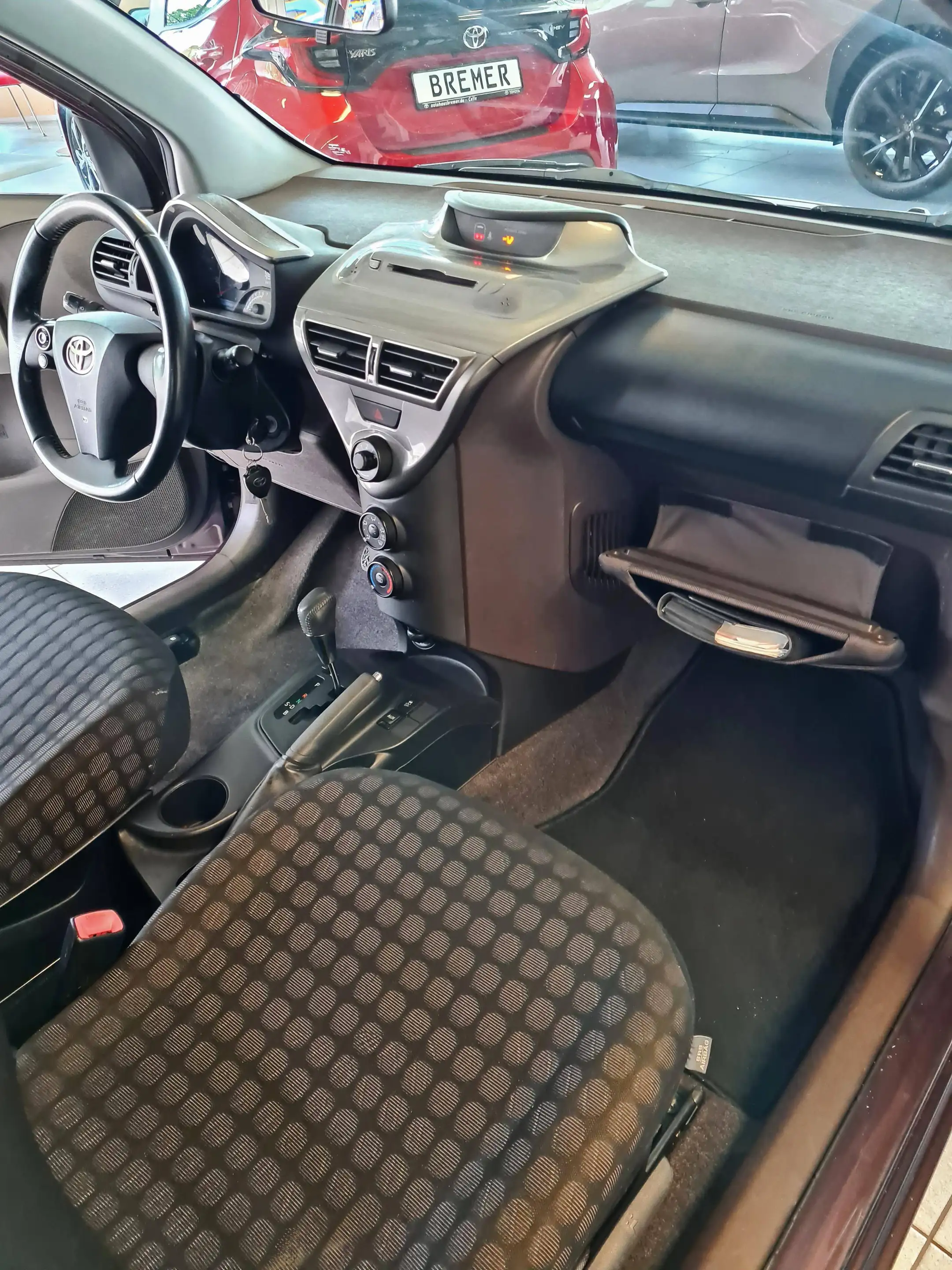 Toyota iQ IQ 1.0 Automatik + Allwetterreifen + — photo 8