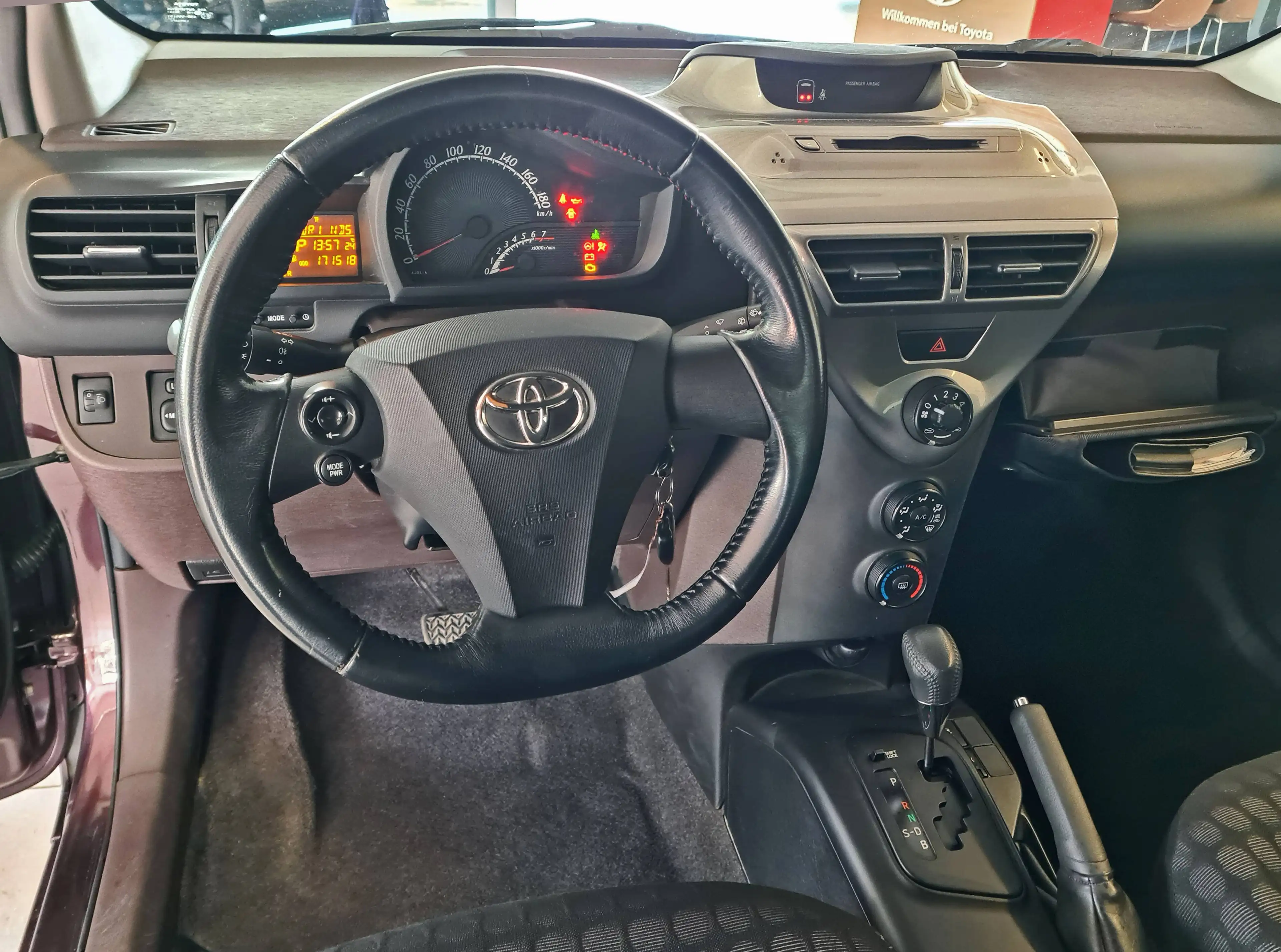 Toyota iQ IQ 1.0 Automatik + Allwetterreifen + — photo 5