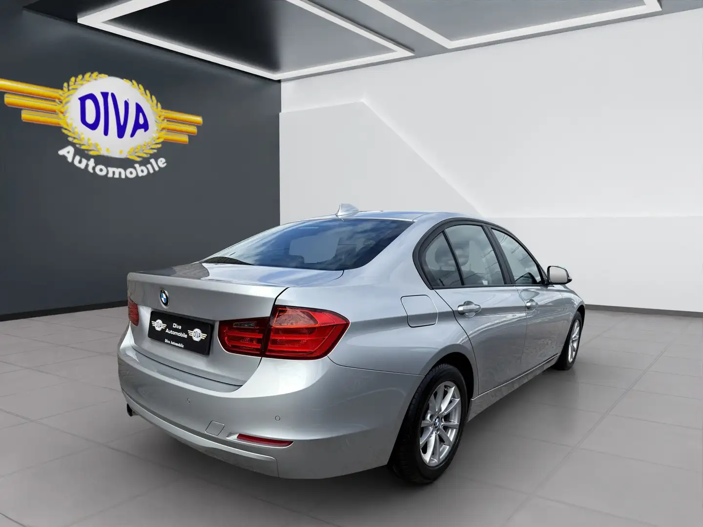 BMW 320 320 i Limousine 1.Hand, Automatik, erst 26Tkm Grau - 2