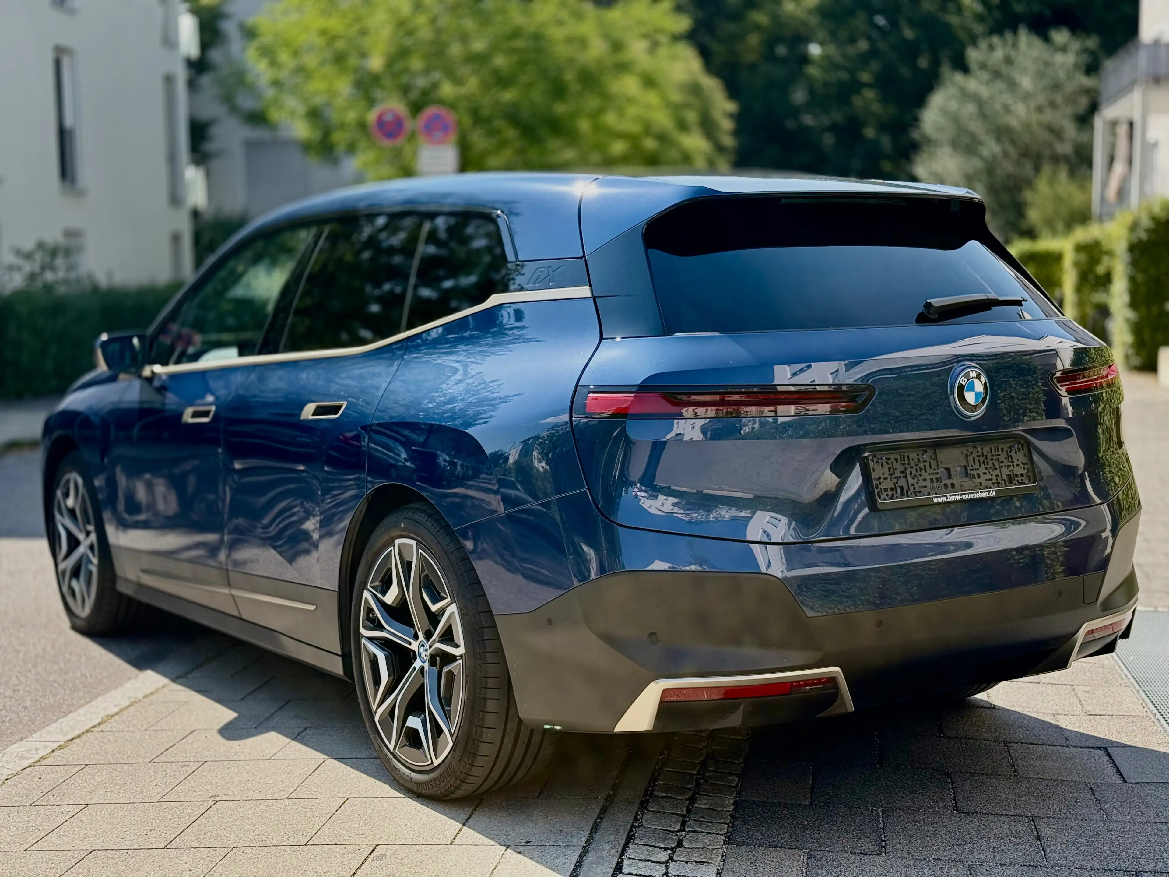 BMW iX 40 — photo 5