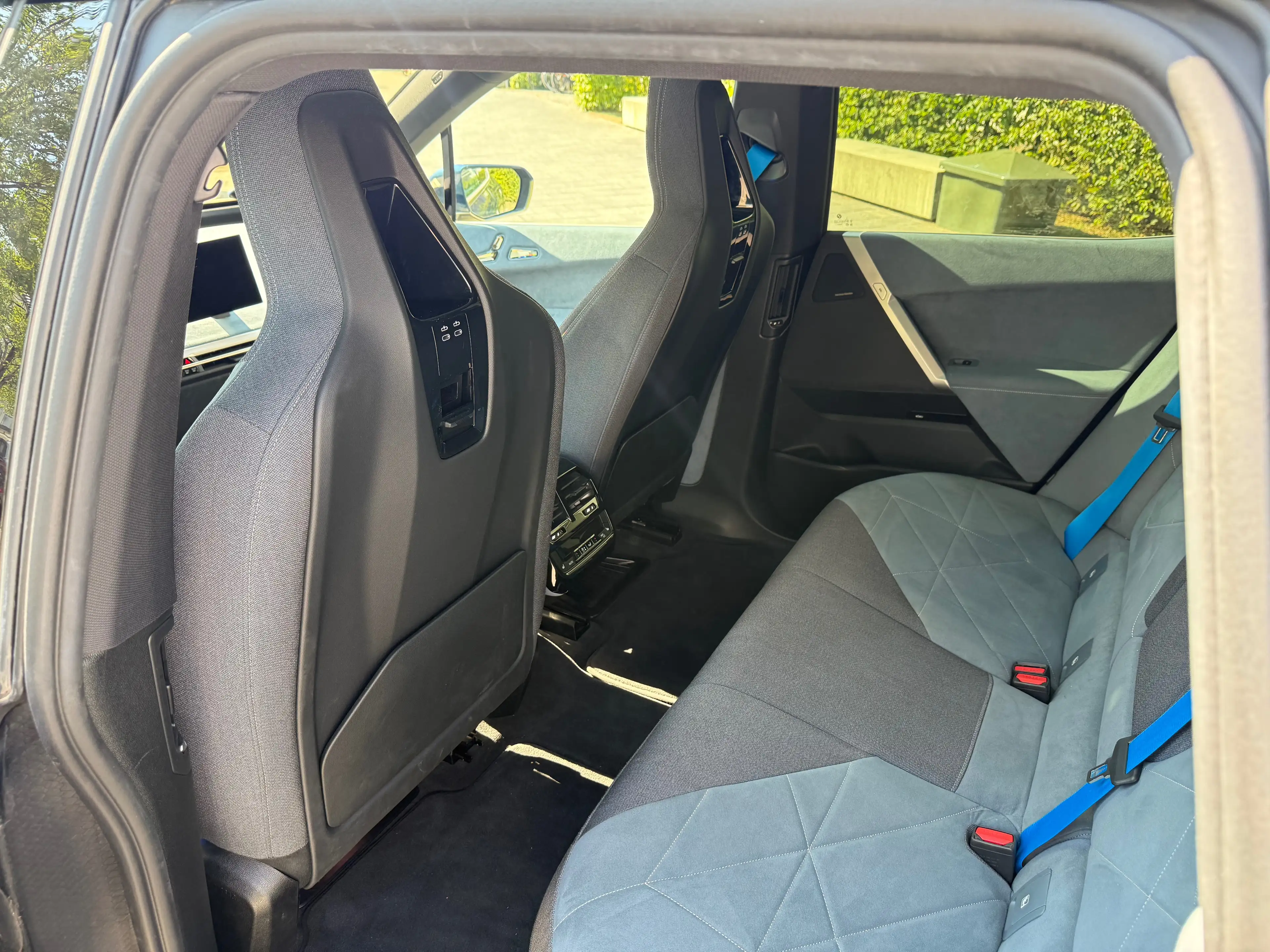 BMW iX 40 — photo 9