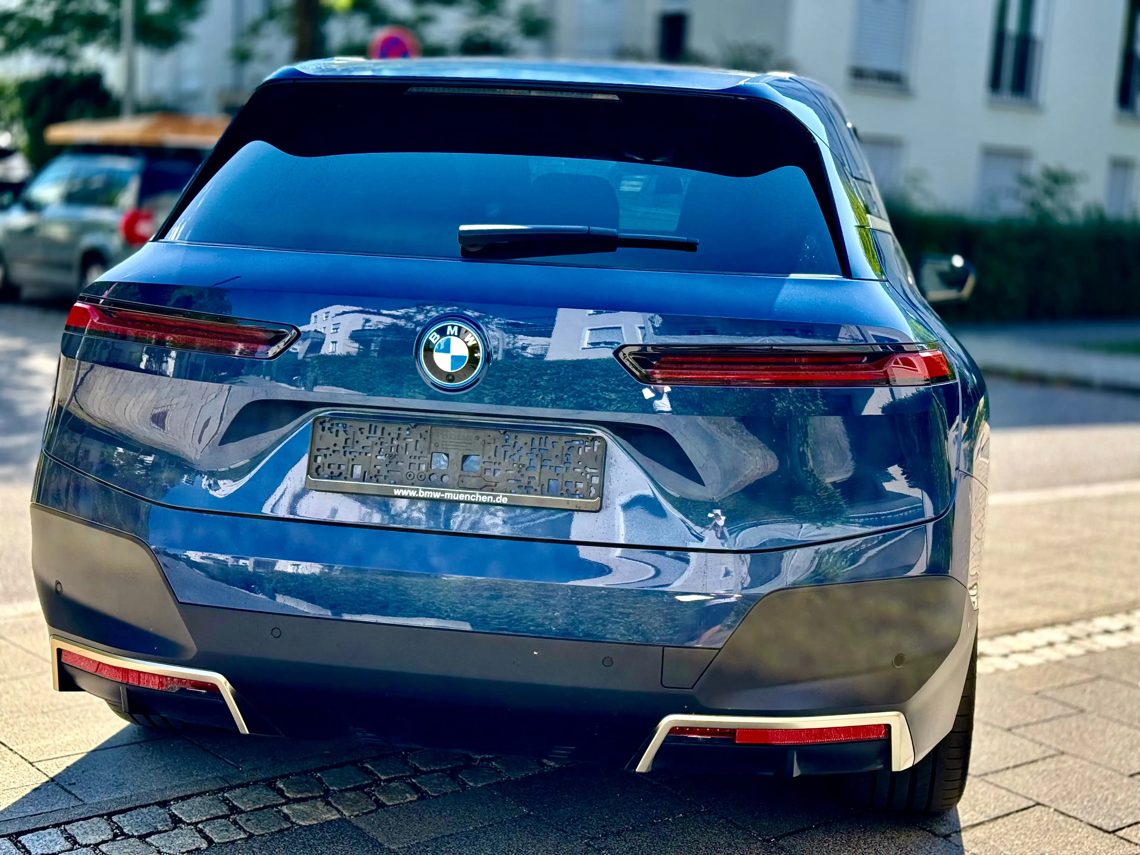 BMW iX 40 — photo 4