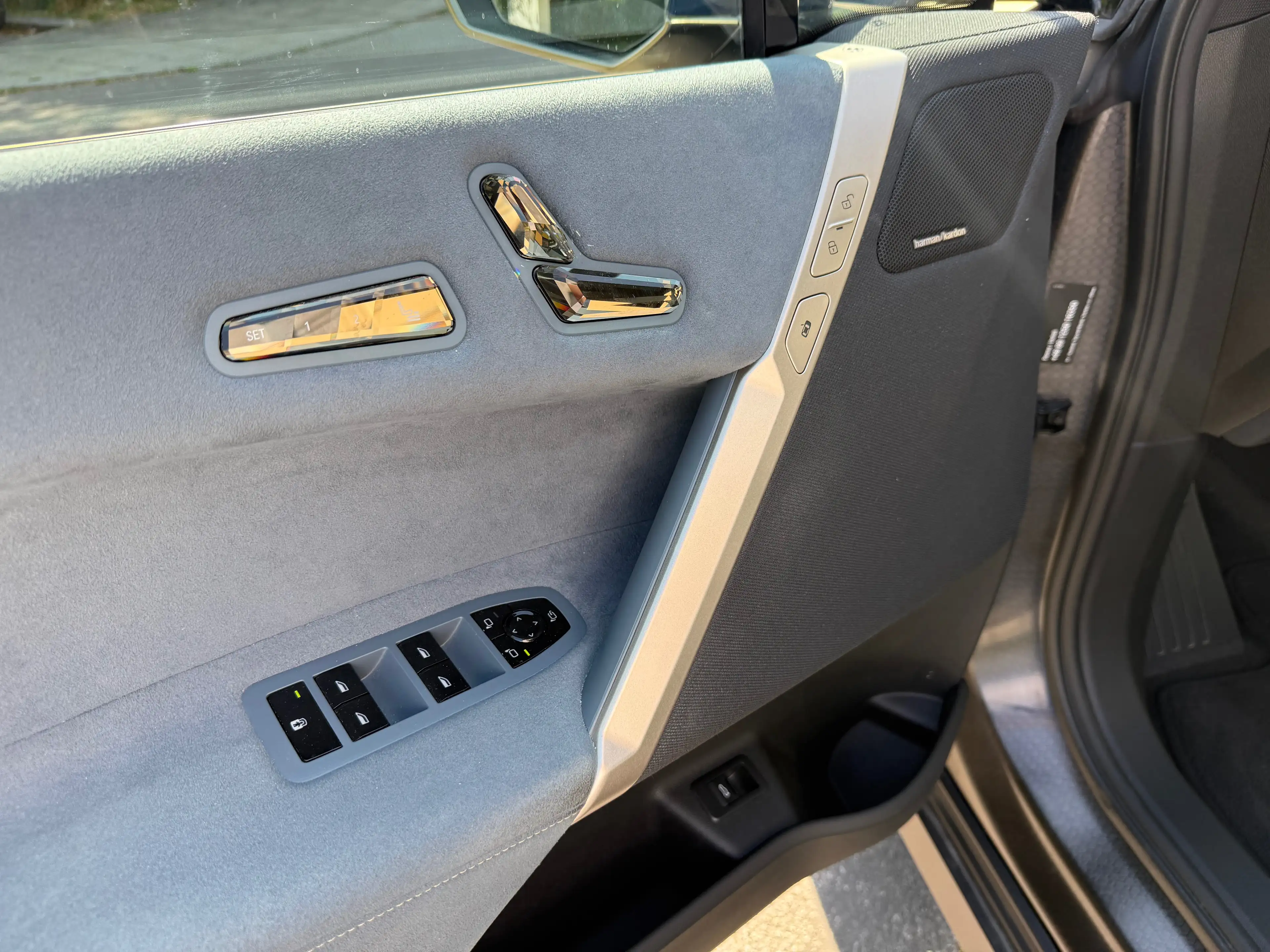 BMW iX 40 — photo 12