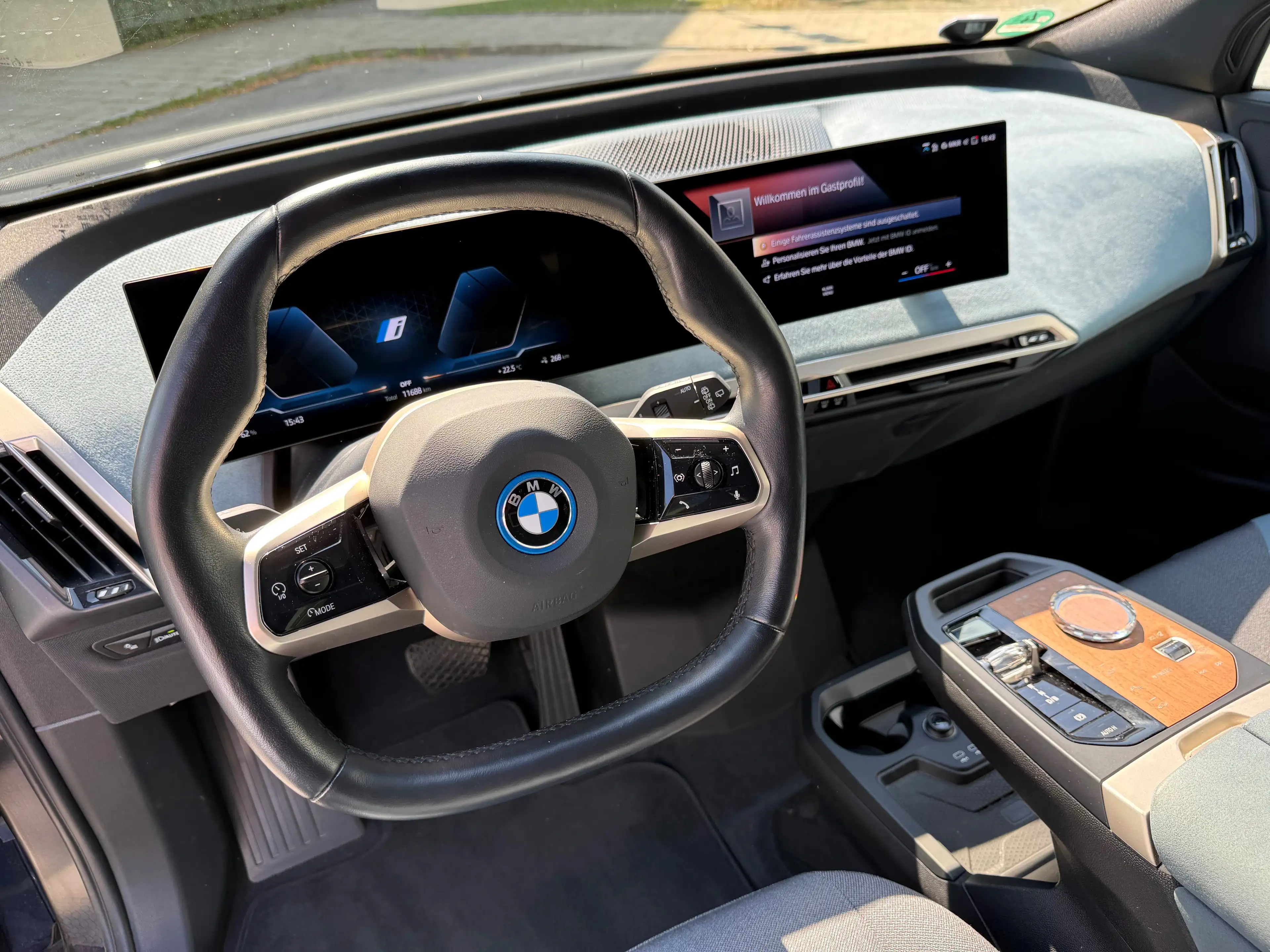 BMW iX 40 — photo 14
