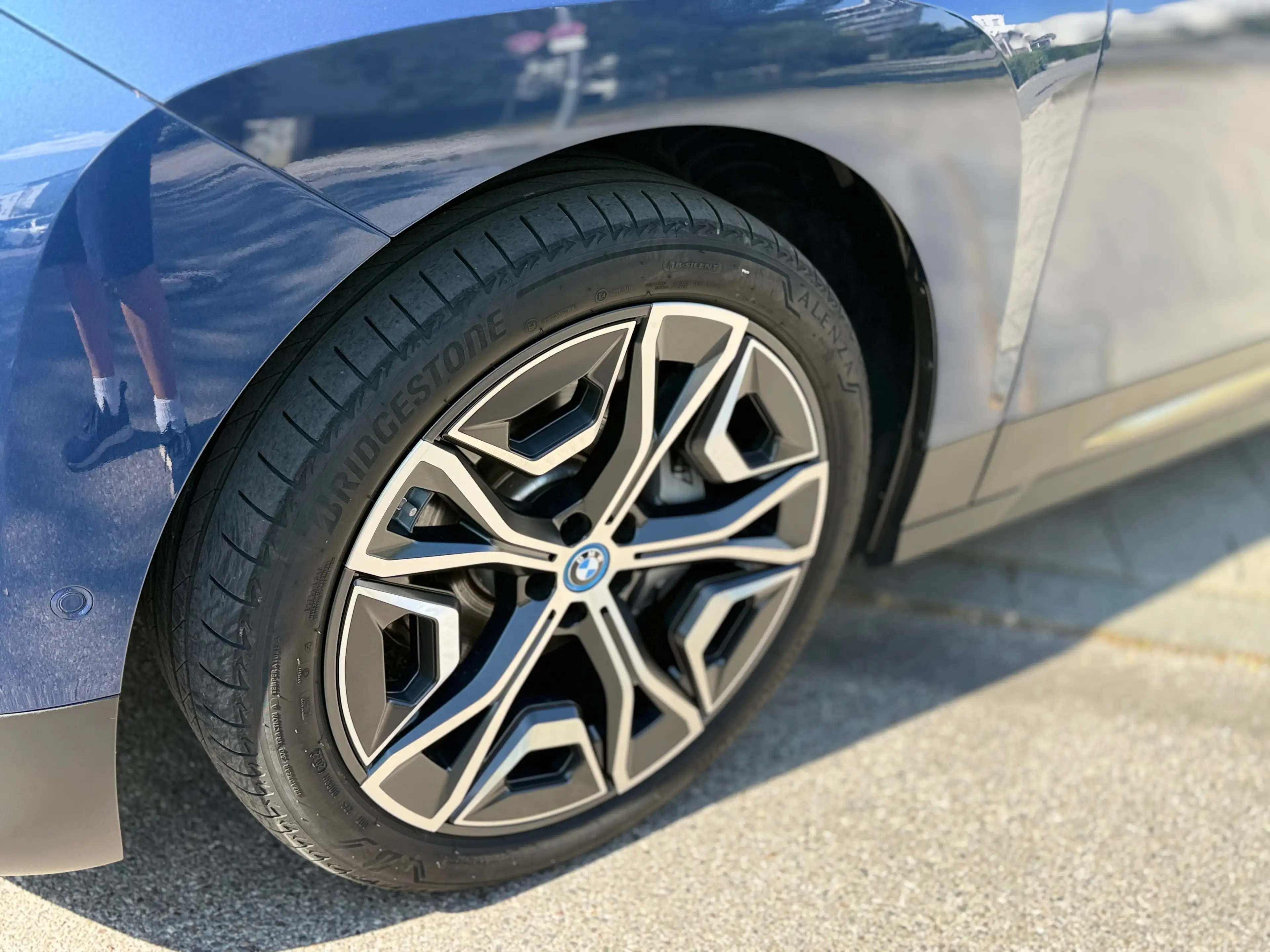 BMW iX 40 — photo 7