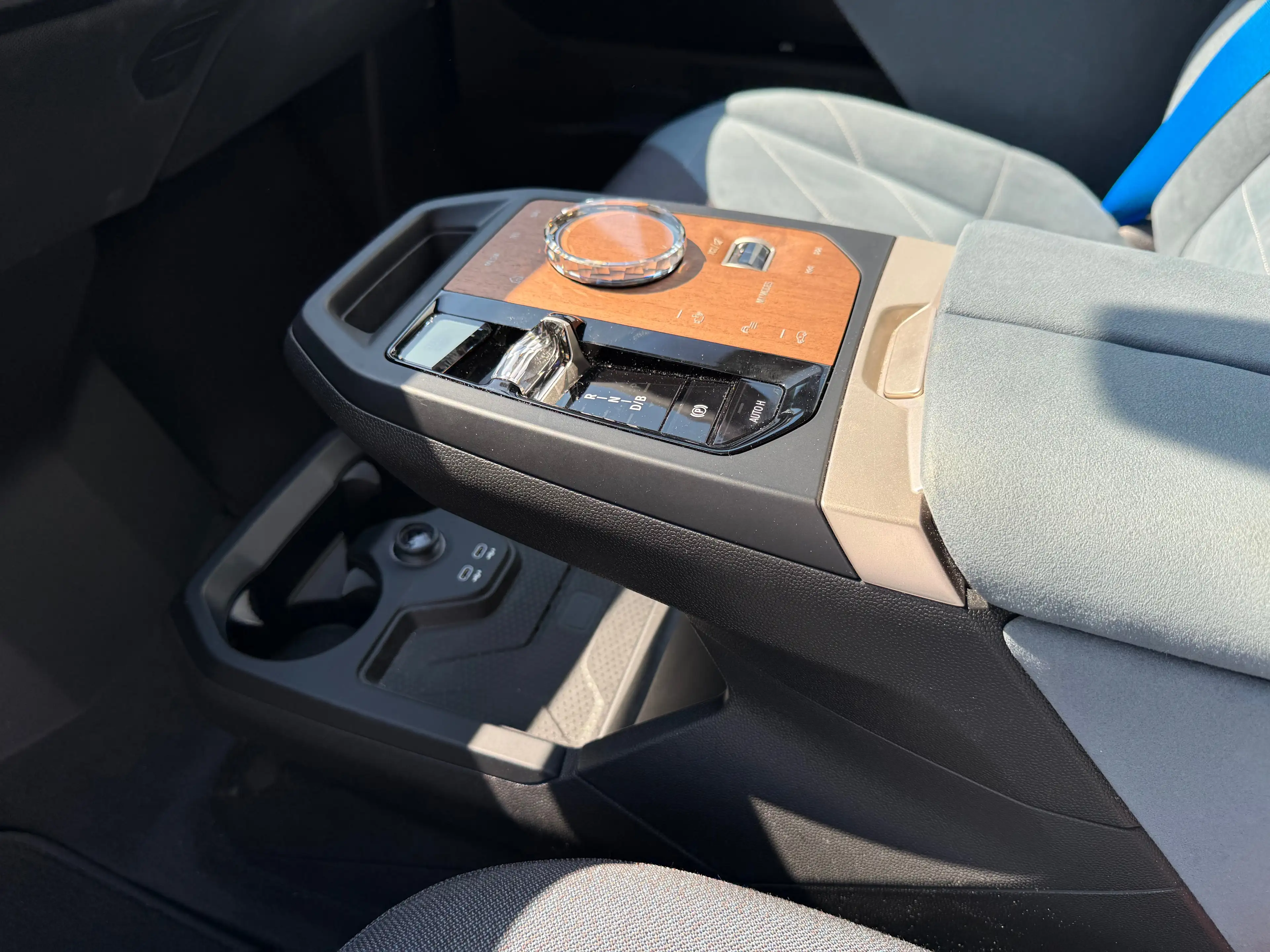 BMW iX 40 — photo 15