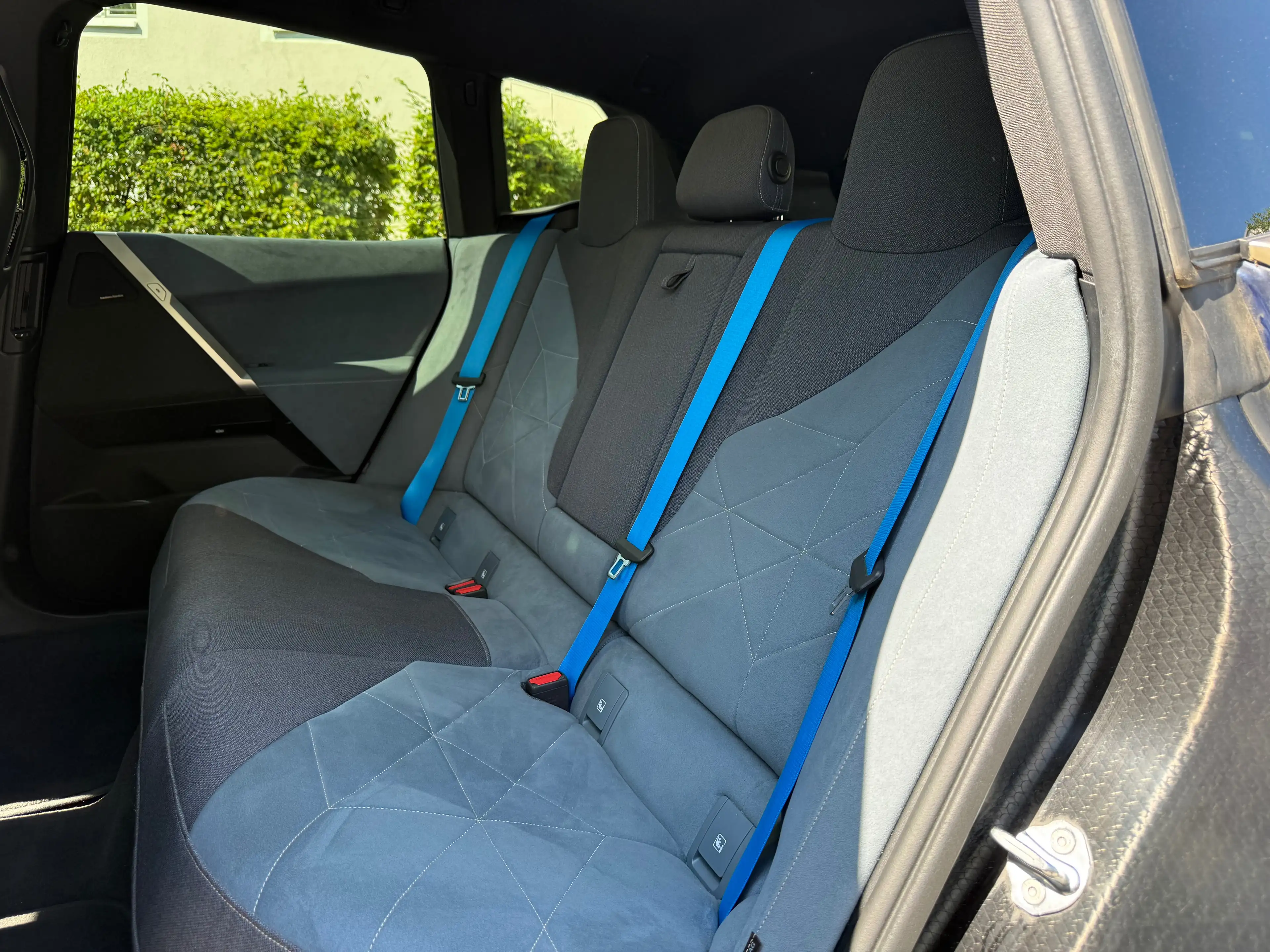 BMW iX 40 — photo 10