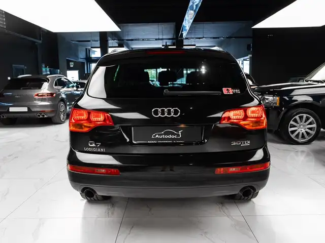 Audi Q7 view 5